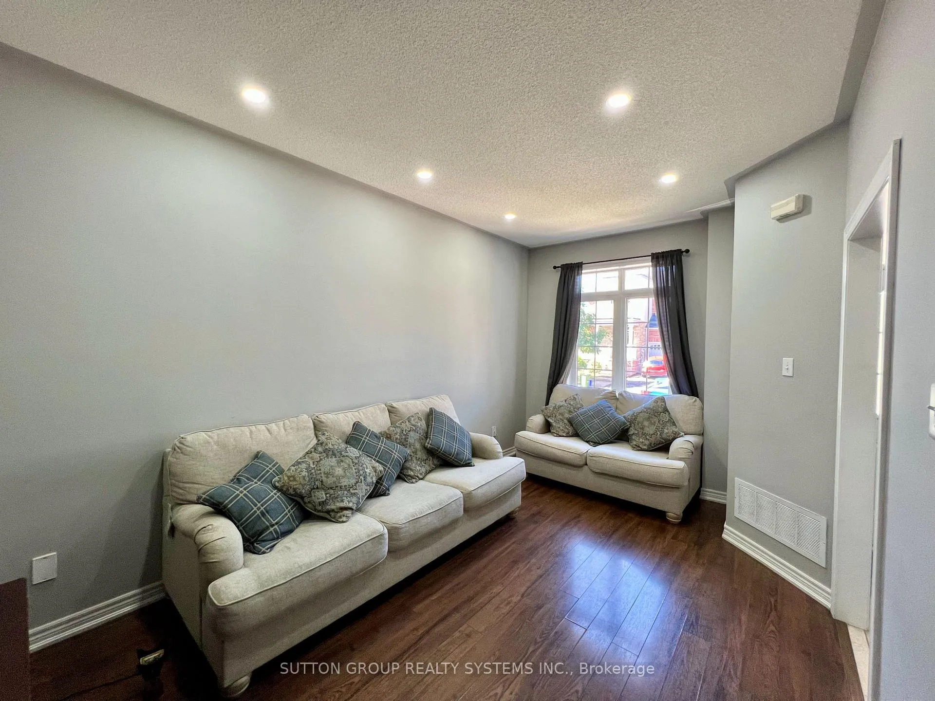 Photo 5 of 6 Raintree Drive, Hamilton, Stoney Creek — HOMEH