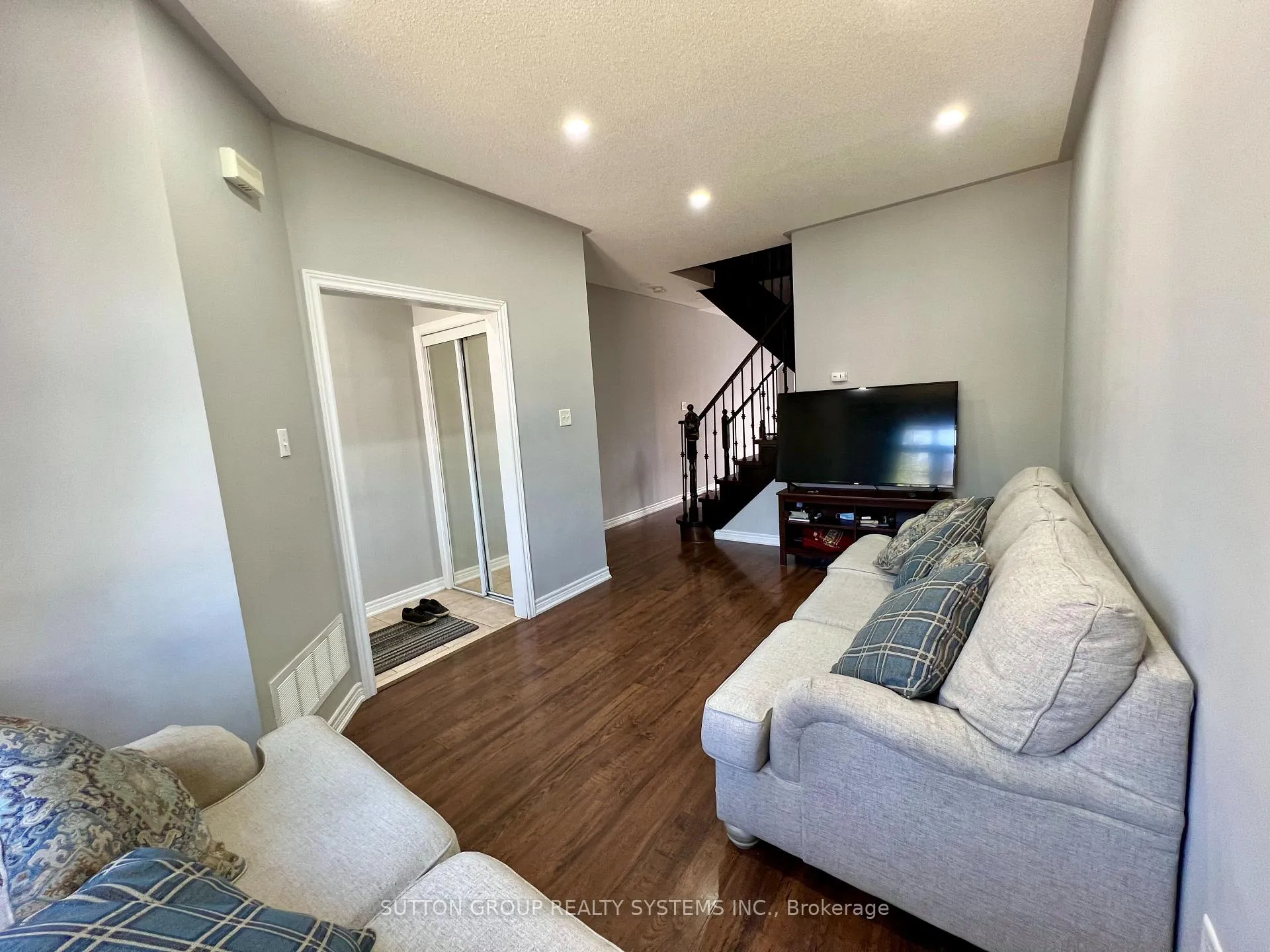 Photo 7 of 6 Raintree Drive, Hamilton, Stoney Creek — HOMEH