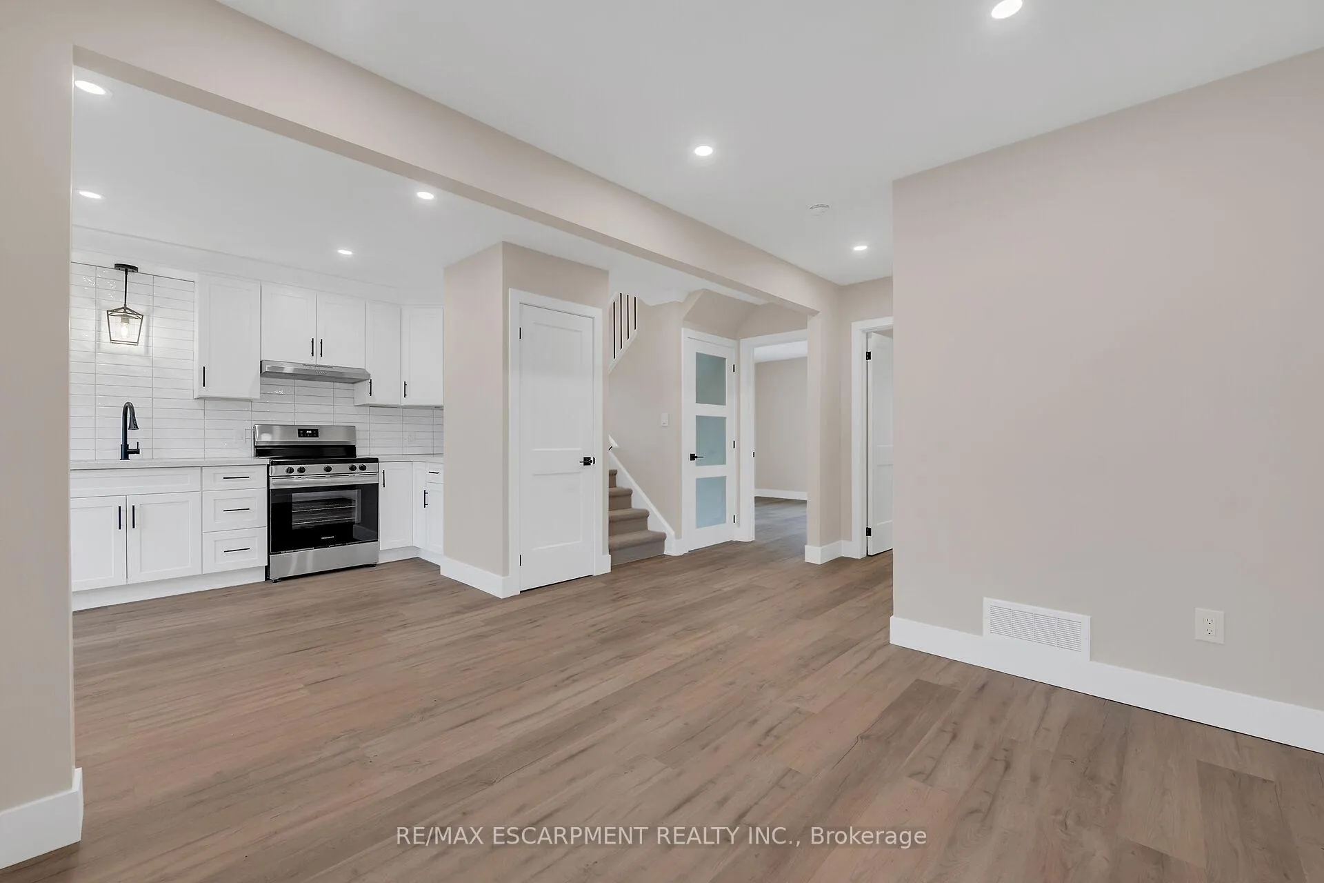 Photo 13 of 126 Auburn Avenue, Hamilton, Bartonville — HOMEH