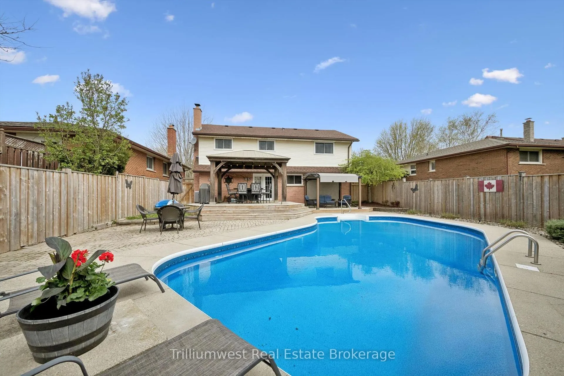 Photo 2 of 625 Pine Island Crescent, Waterloo — HOMEH