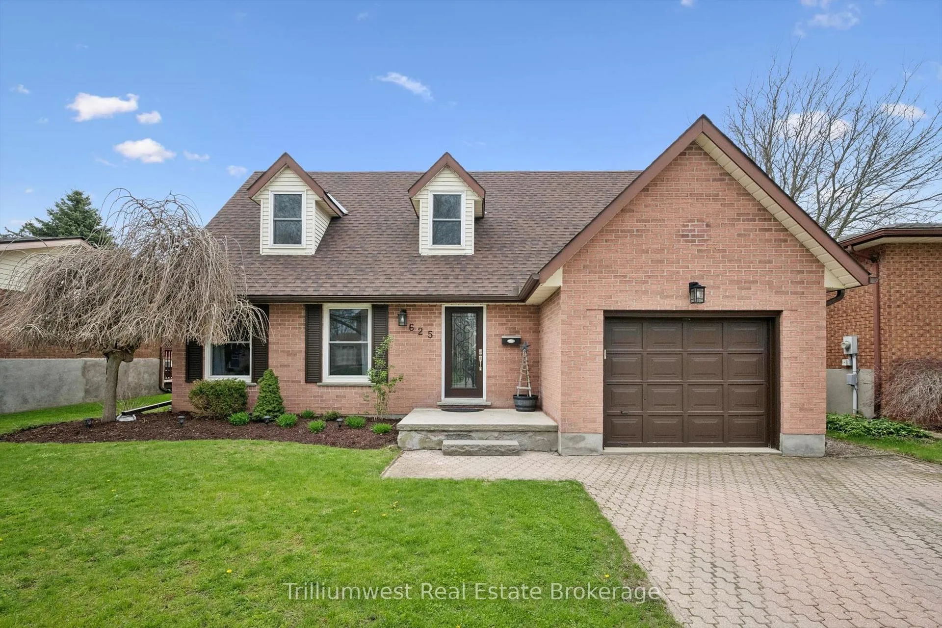 Photo 3 of 625 Pine Island Crescent, Waterloo — HOMEH