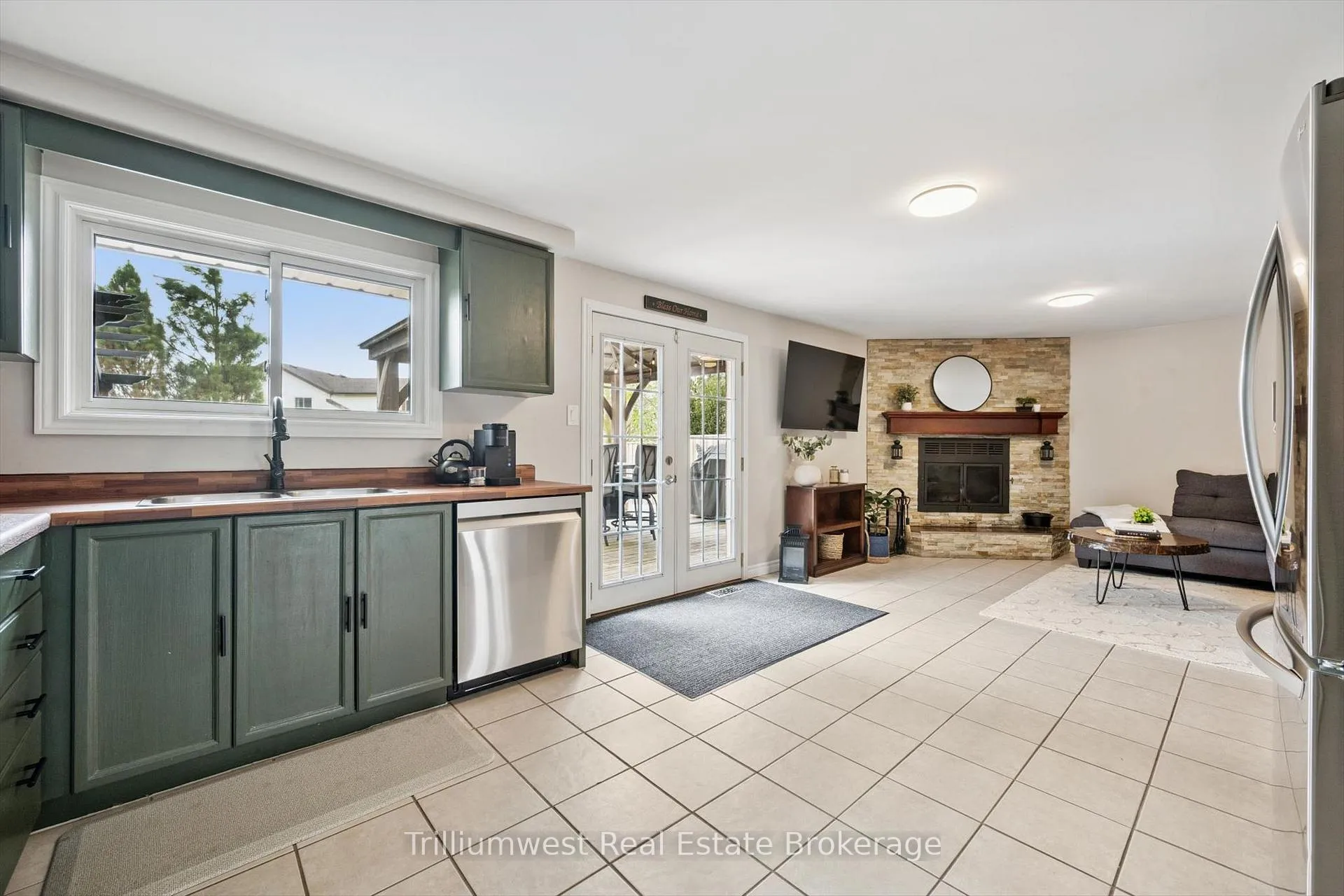 Photo 4 of 625 Pine Island Crescent, Waterloo — HOMEH