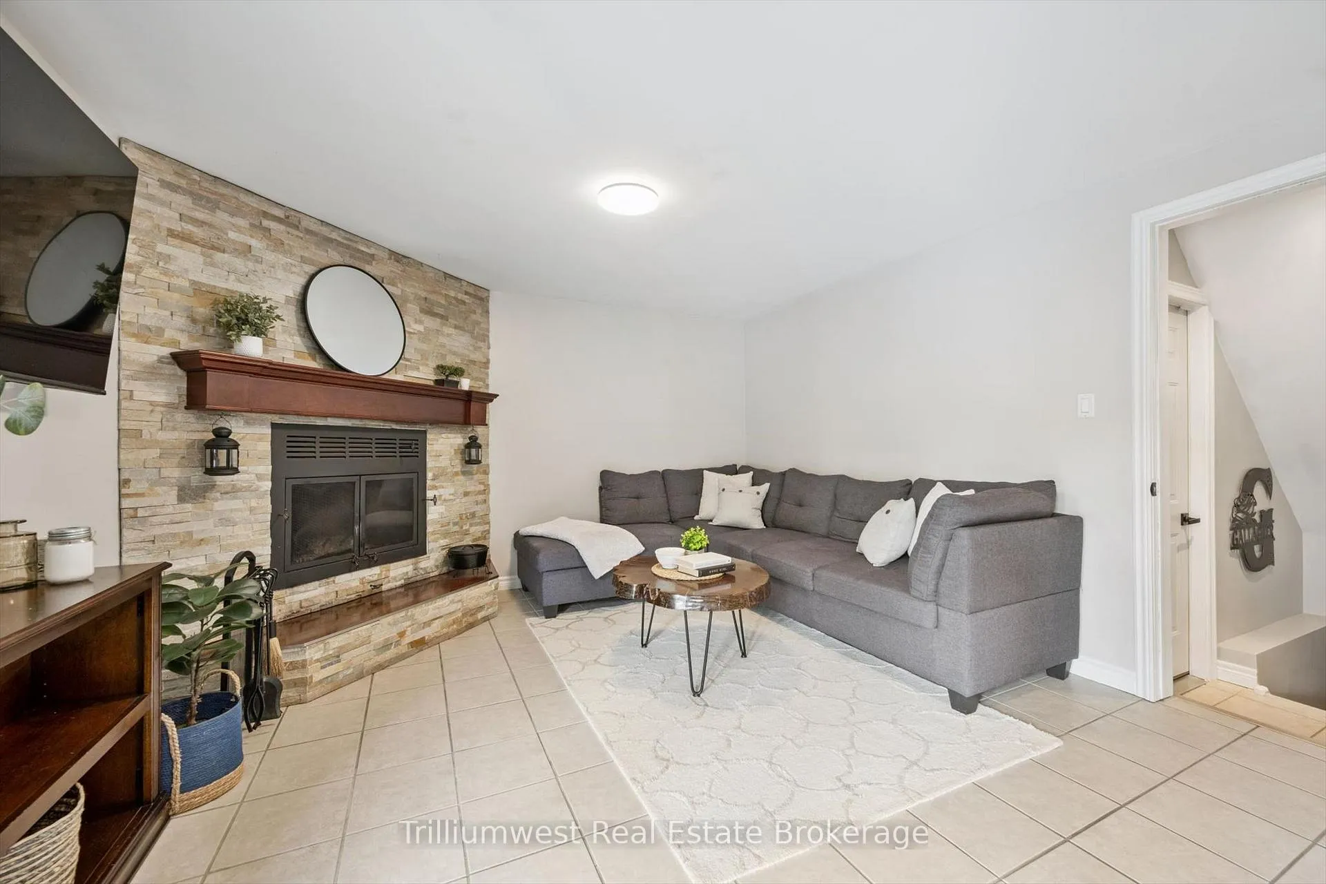 Photo 5 of 625 Pine Island Crescent, Waterloo — HOMEH