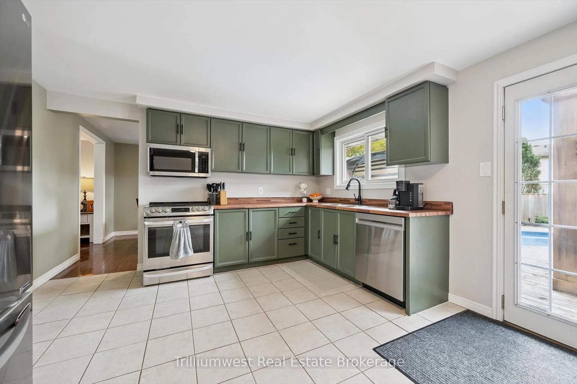 Photo 6 of 625 Pine Island Crescent, Waterloo — HOMEH