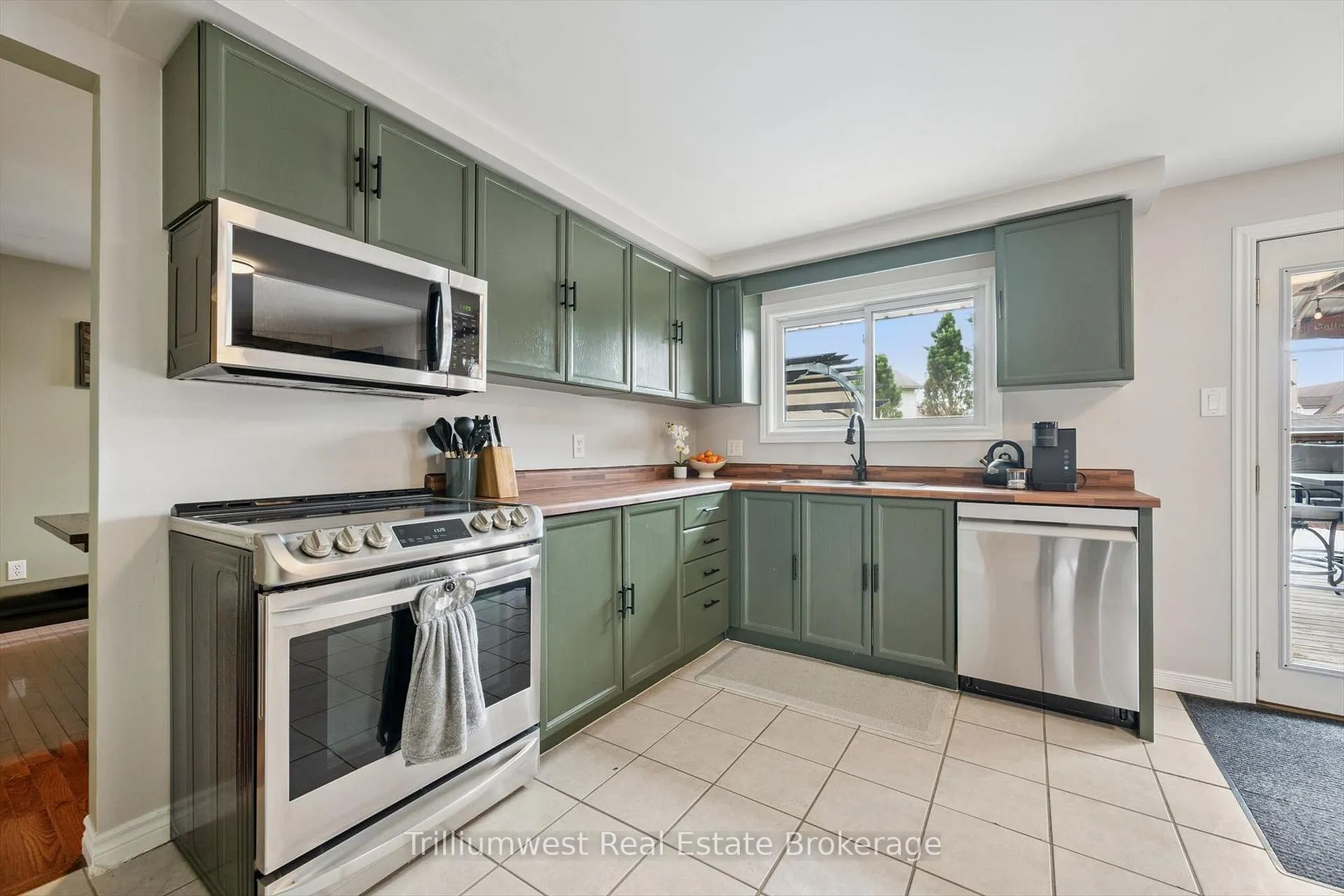 Photo 8 of 625 Pine Island Crescent, Waterloo — HOMEH