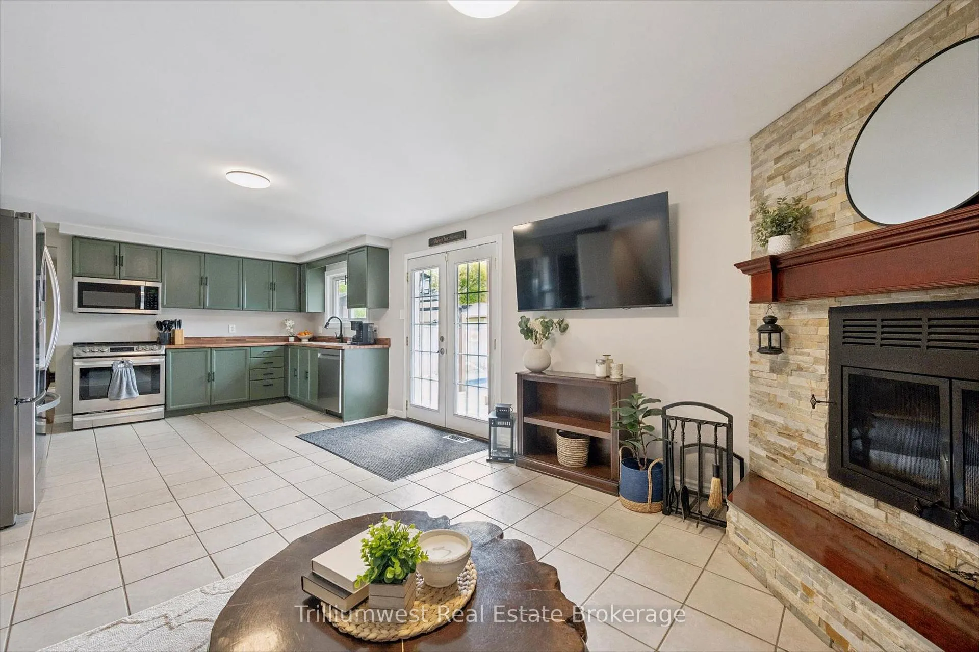 Photo 9 of 625 Pine Island Crescent, Waterloo — HOMEH