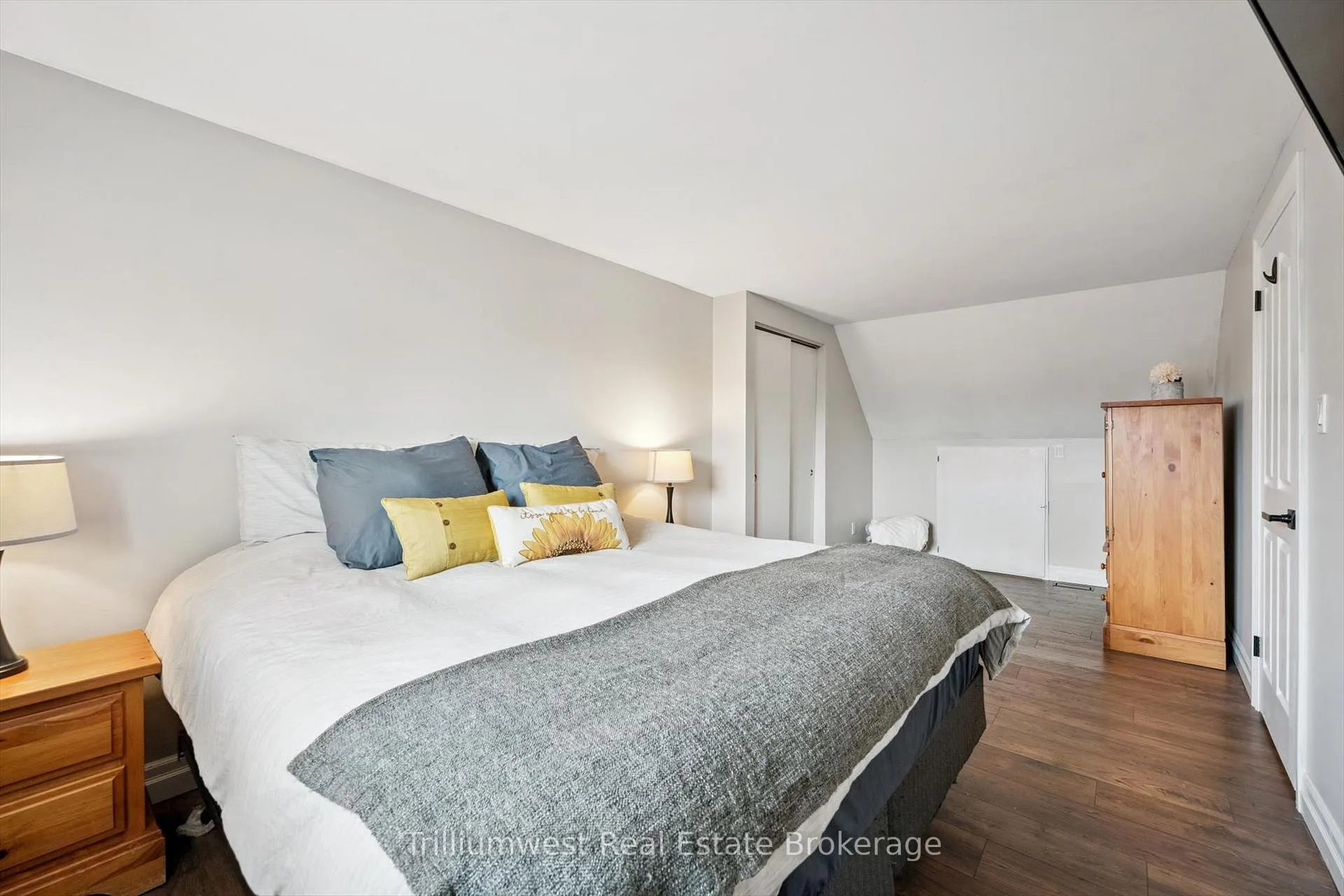 Photo 15 of 625 Pine Island Crescent, Waterloo — HOMEH