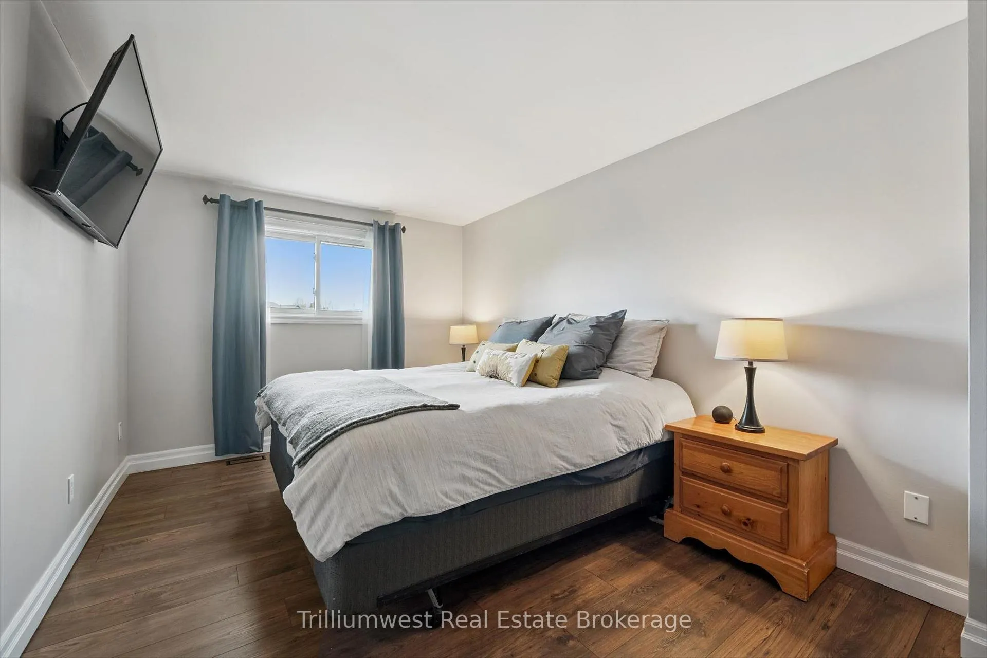 Photo 16 of 625 Pine Island Crescent, Waterloo — HOMEH