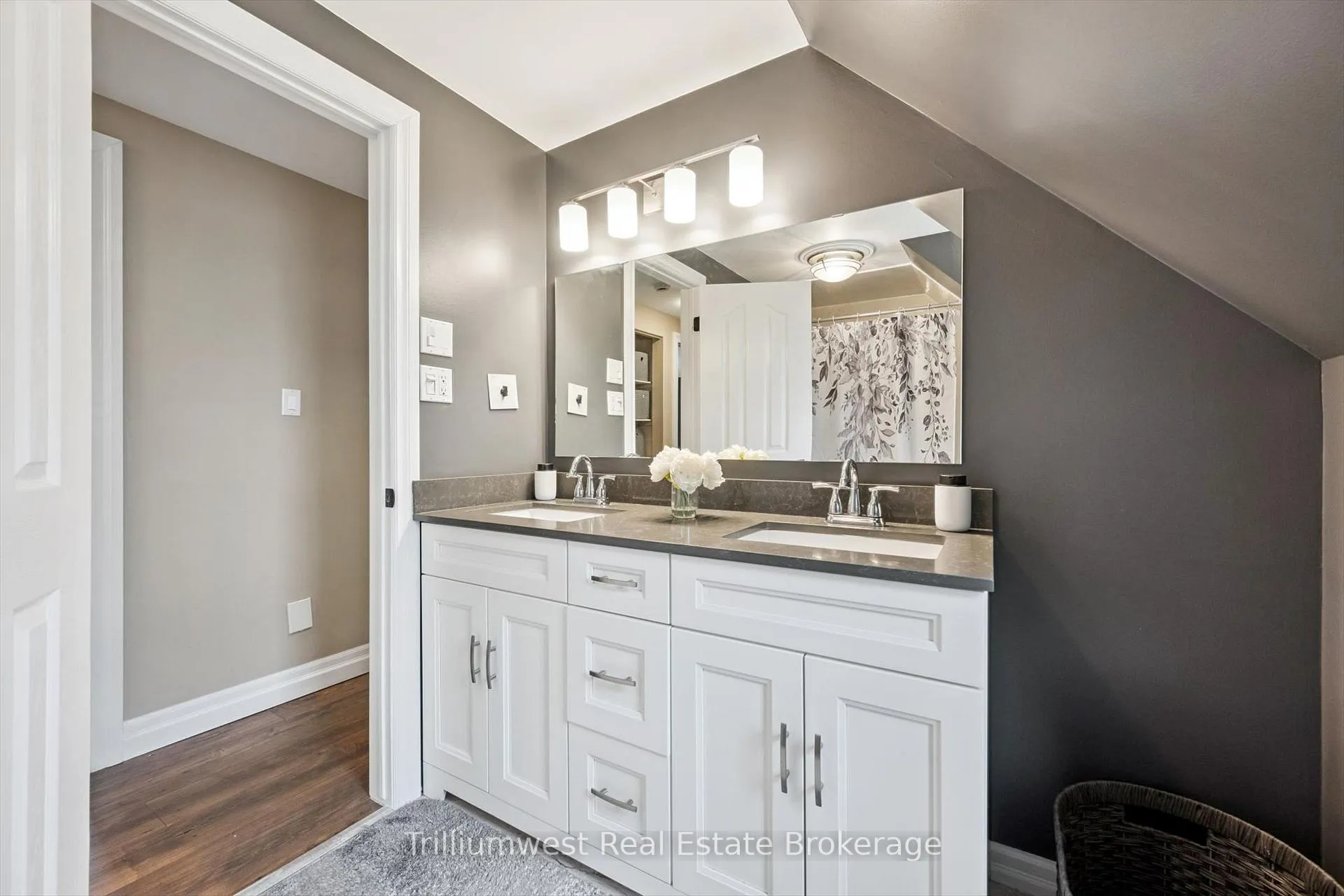 Photo 21 of 625 Pine Island Crescent, Waterloo — HOMEH