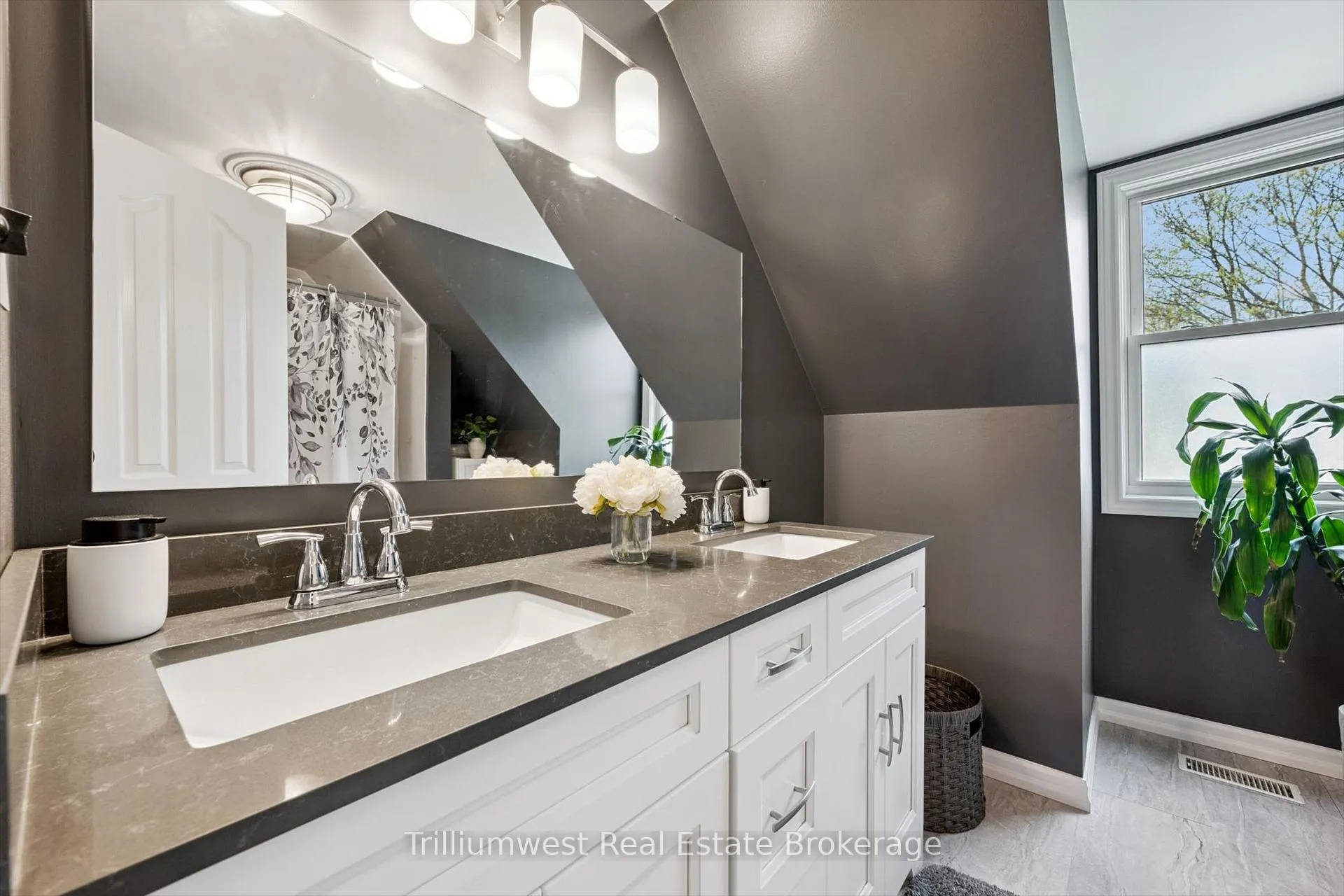 Photo 22 of 625 Pine Island Crescent, Waterloo — HOMEH