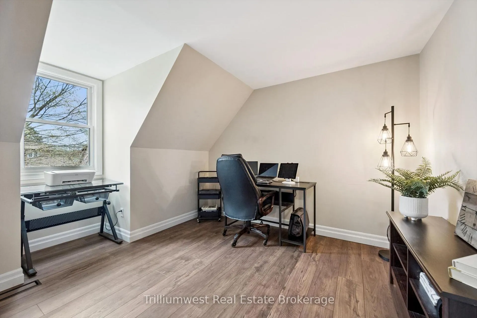 Photo 24 of 625 Pine Island Crescent, Waterloo — HOMEH