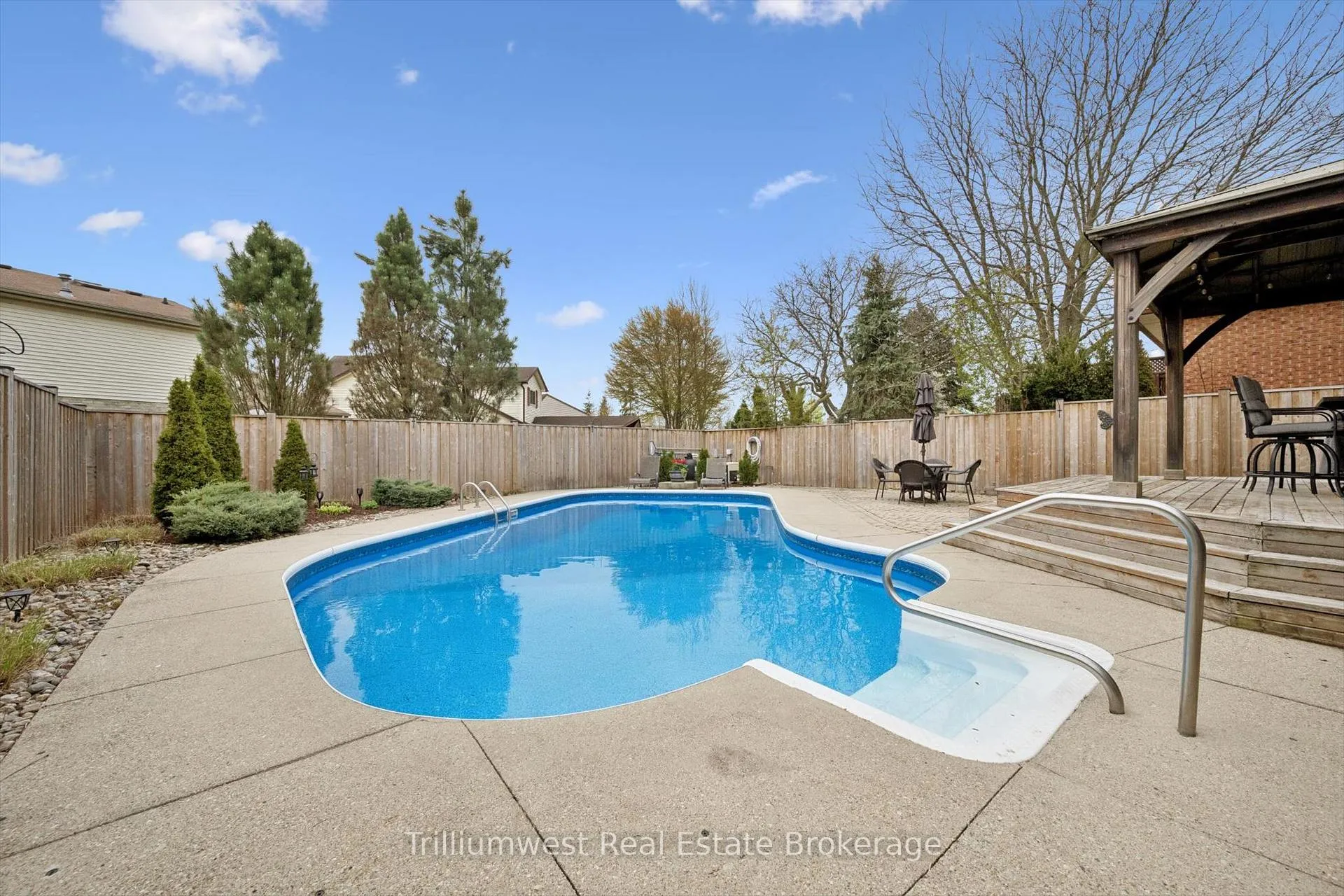 Photo 31 of 625 Pine Island Crescent, Waterloo — HOMEH