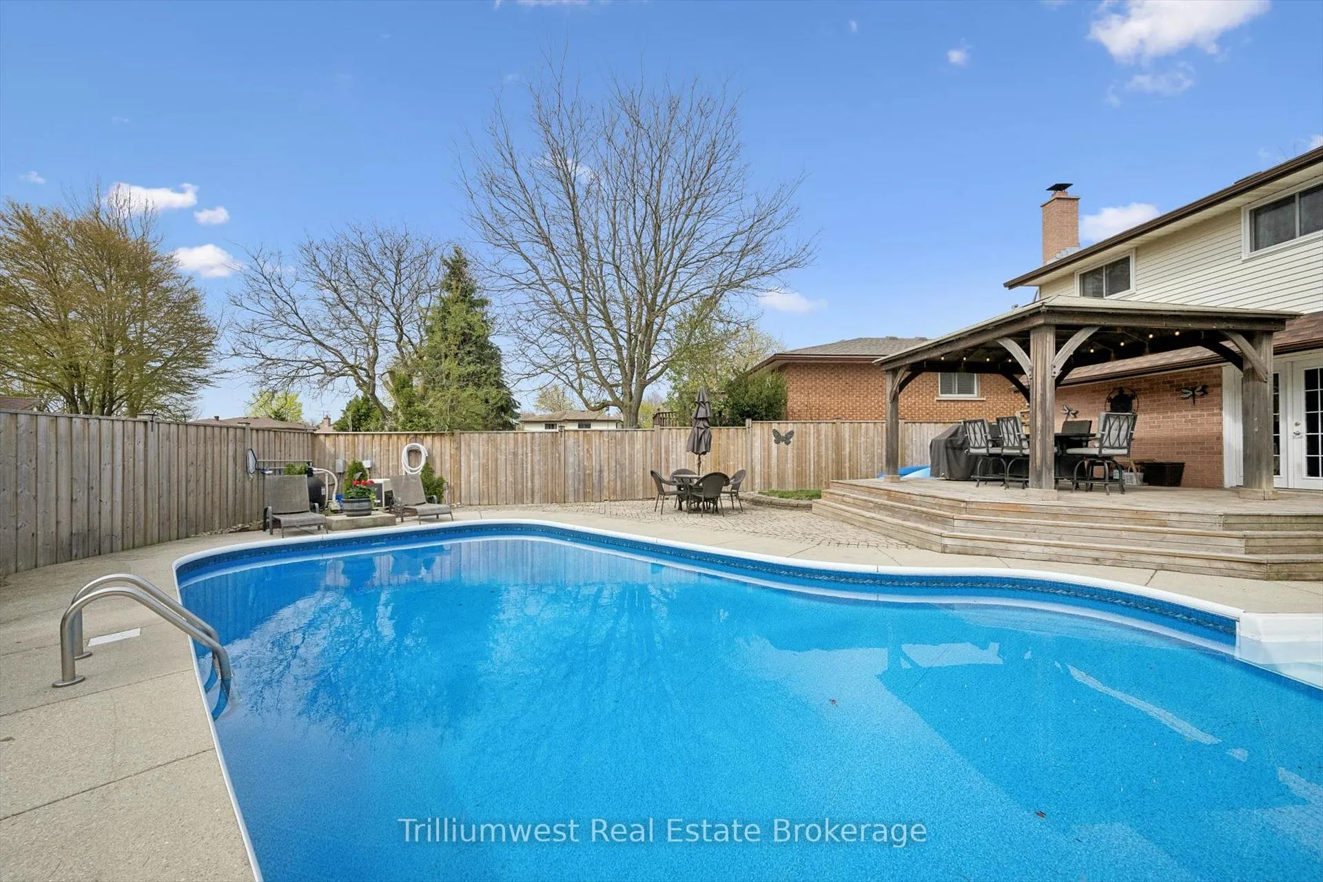 Photo 34 of 625 Pine Island Crescent, Waterloo — HOMEH