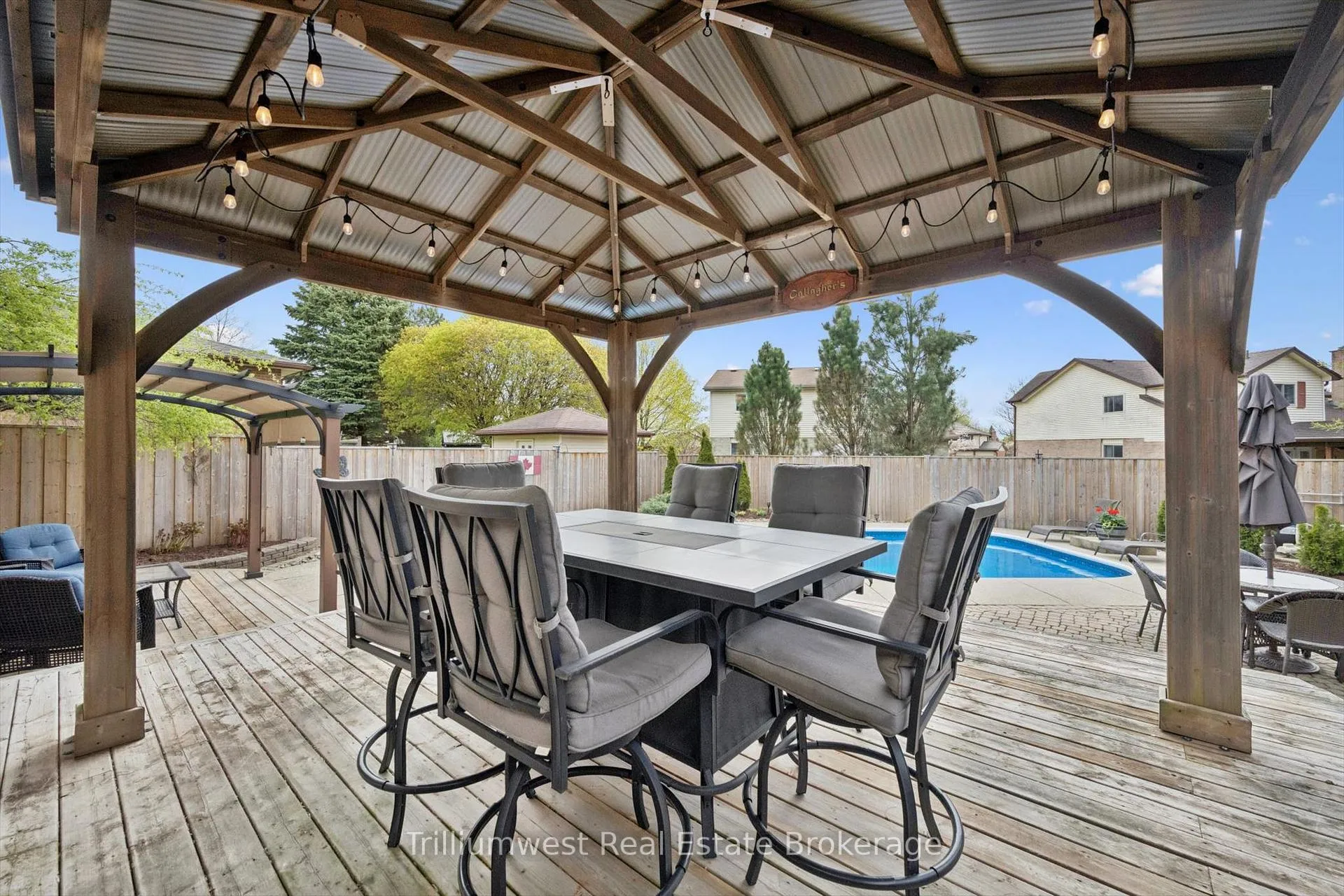 Photo 35 of 625 Pine Island Crescent, Waterloo — HOMEH