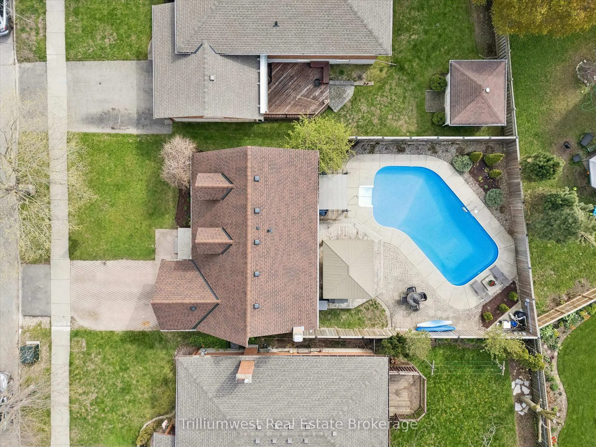 Photo 37 of 625 Pine Island Crescent, Waterloo — HOMEH