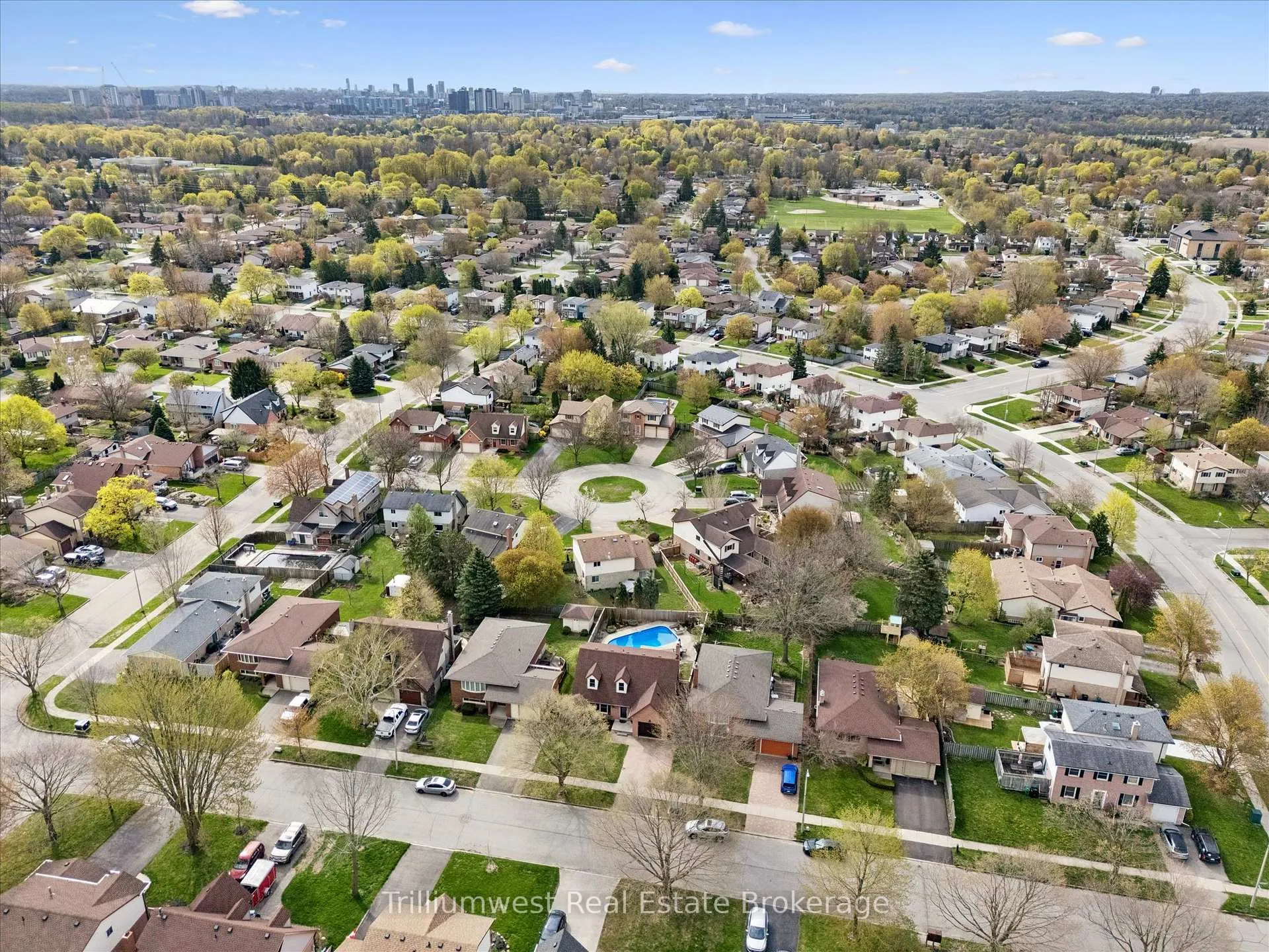 Photo 38 of 625 Pine Island Crescent, Waterloo — HOMEH