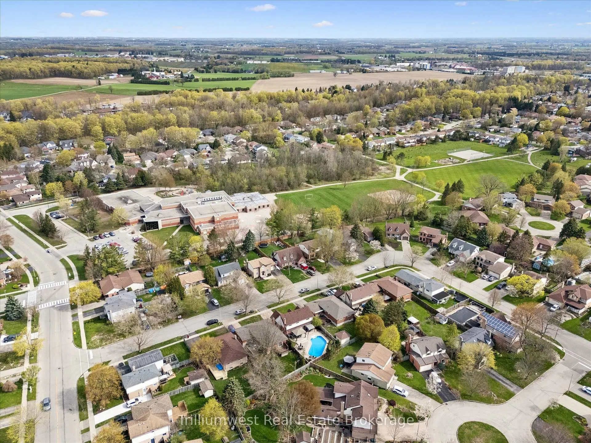 Photo 39 of 625 Pine Island Crescent, Waterloo — HOMEH