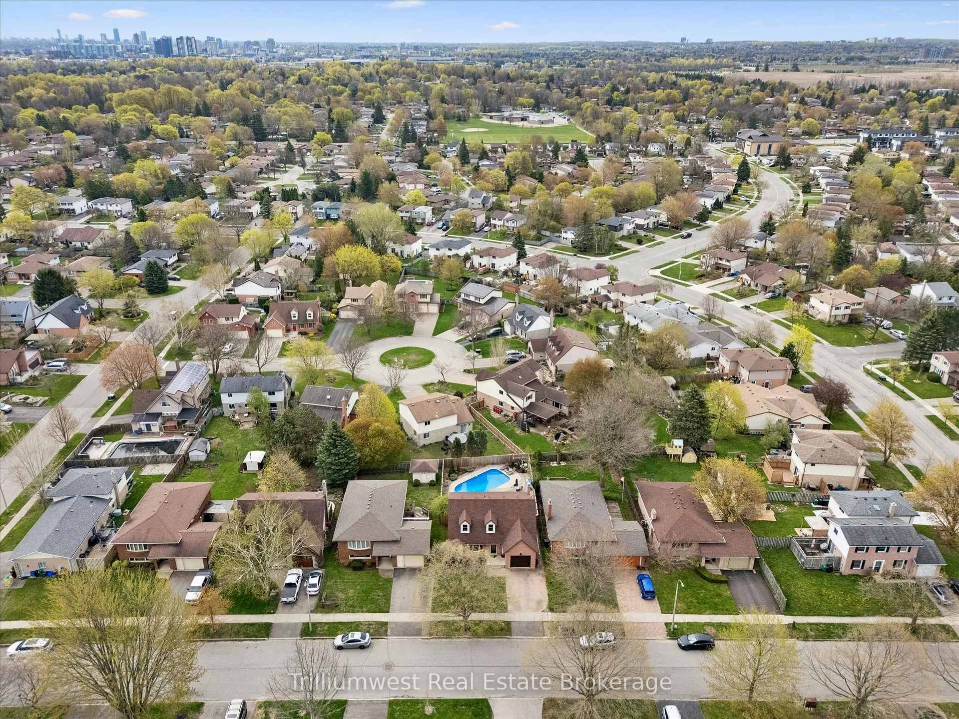 Photo 40 of 625 Pine Island Crescent, Waterloo — HOMEH