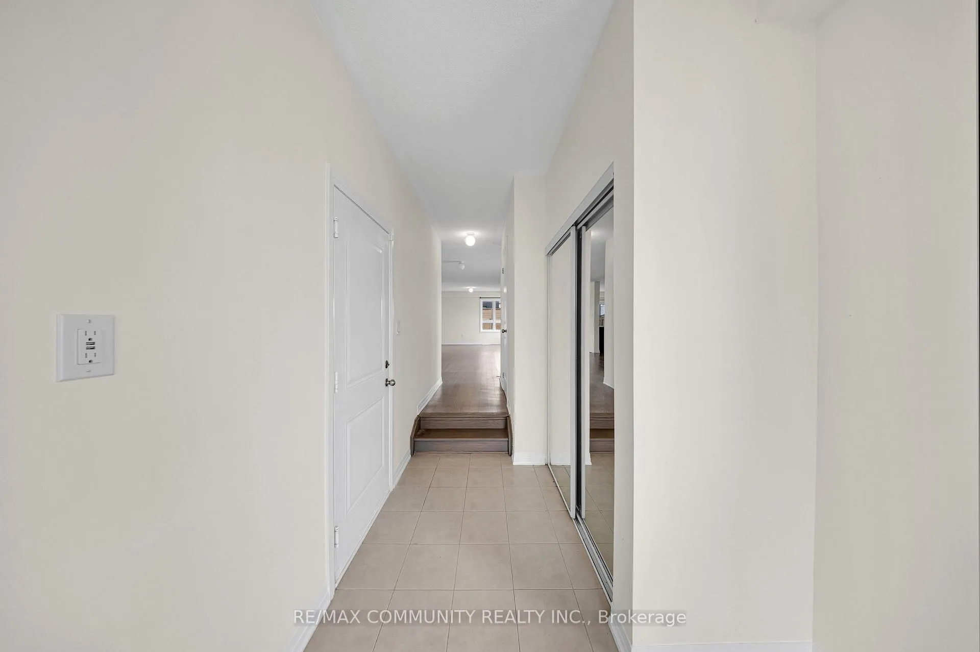Photo 2 of 101 Sailors Landing, Clarington, Bowmanville — HOMEH