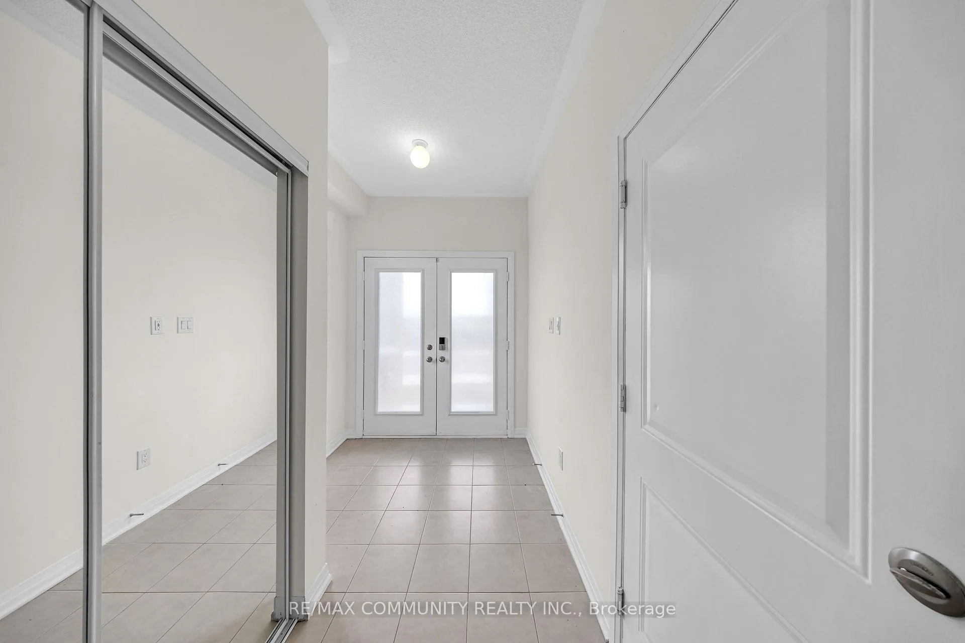 Photo 3 of 101 Sailors Landing, Clarington, Bowmanville — HOMEH