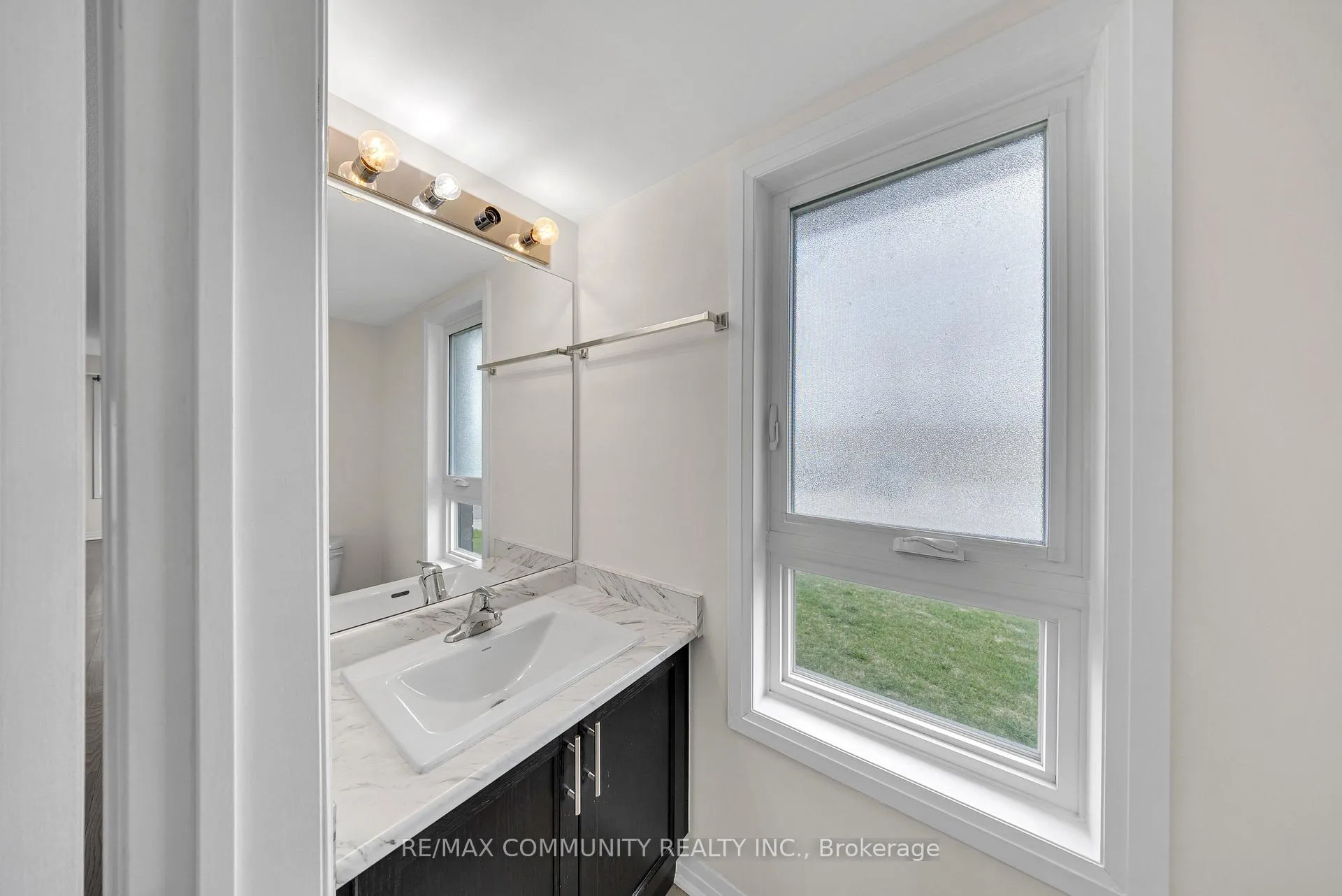 Photo 4 of 101 Sailors Landing, Clarington, Bowmanville — HOMEH