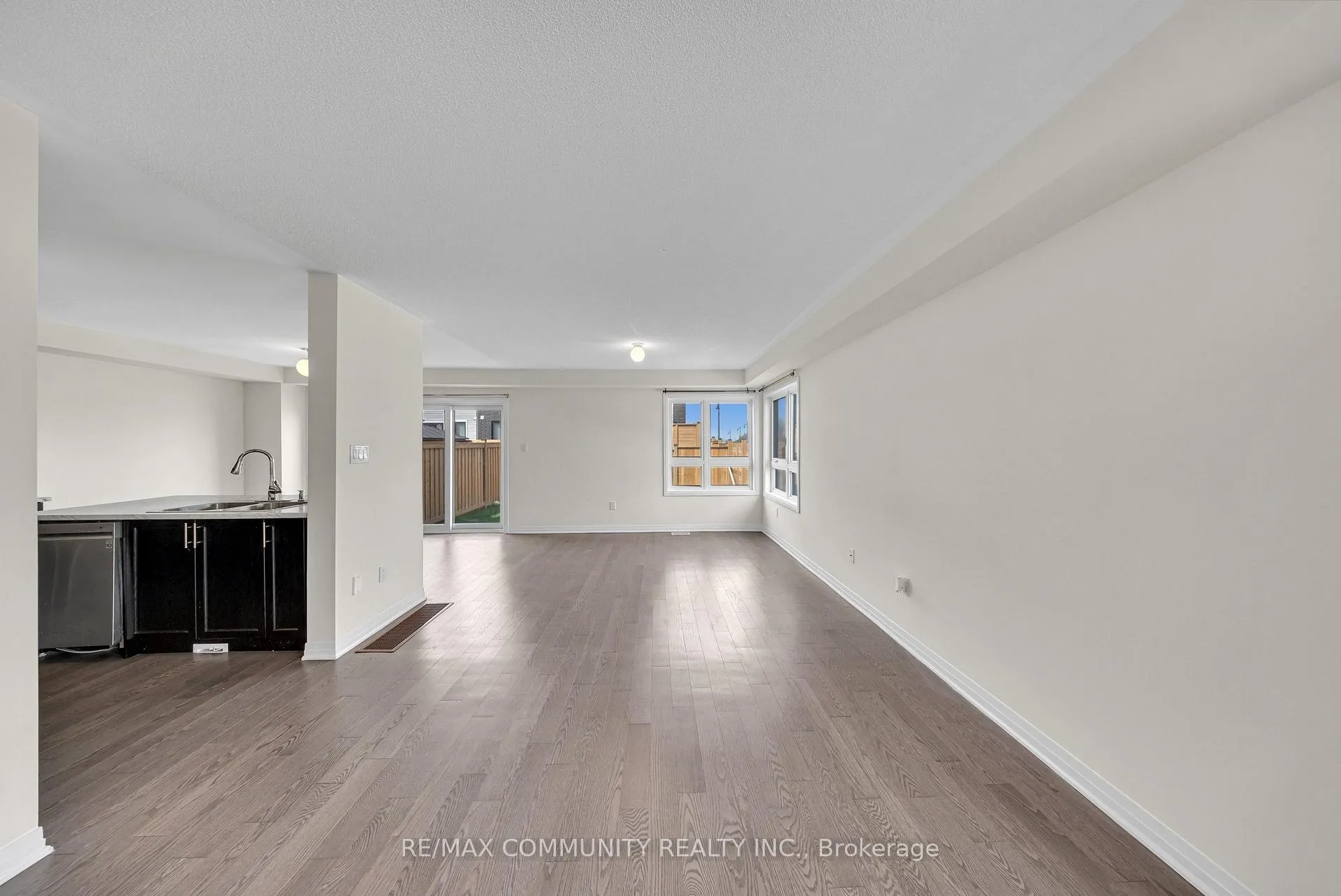 Photo 7 of 101 Sailors Landing, Clarington, Bowmanville — HOMEH