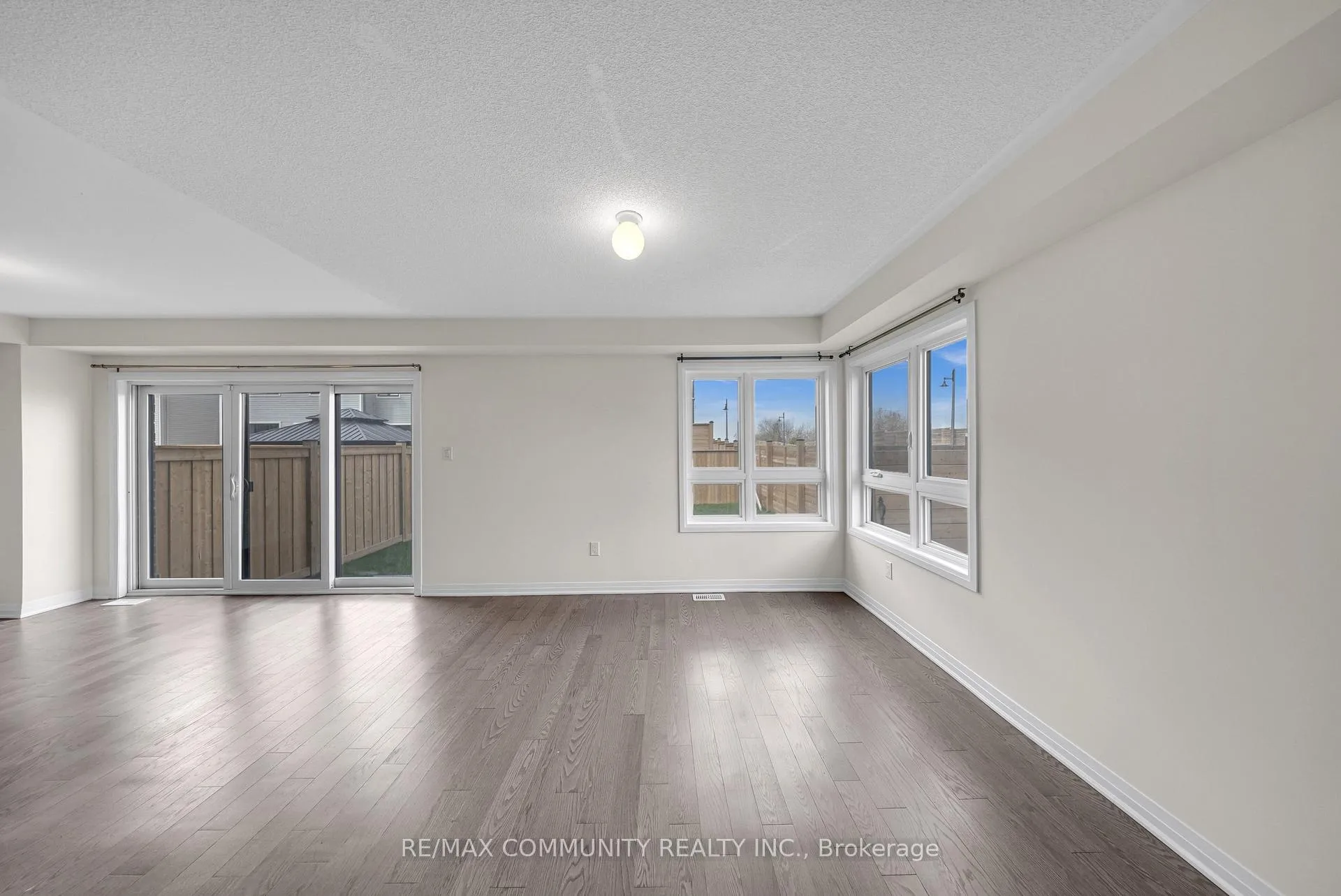 Photo 8 of 101 Sailors Landing, Clarington, Bowmanville — HOMEH