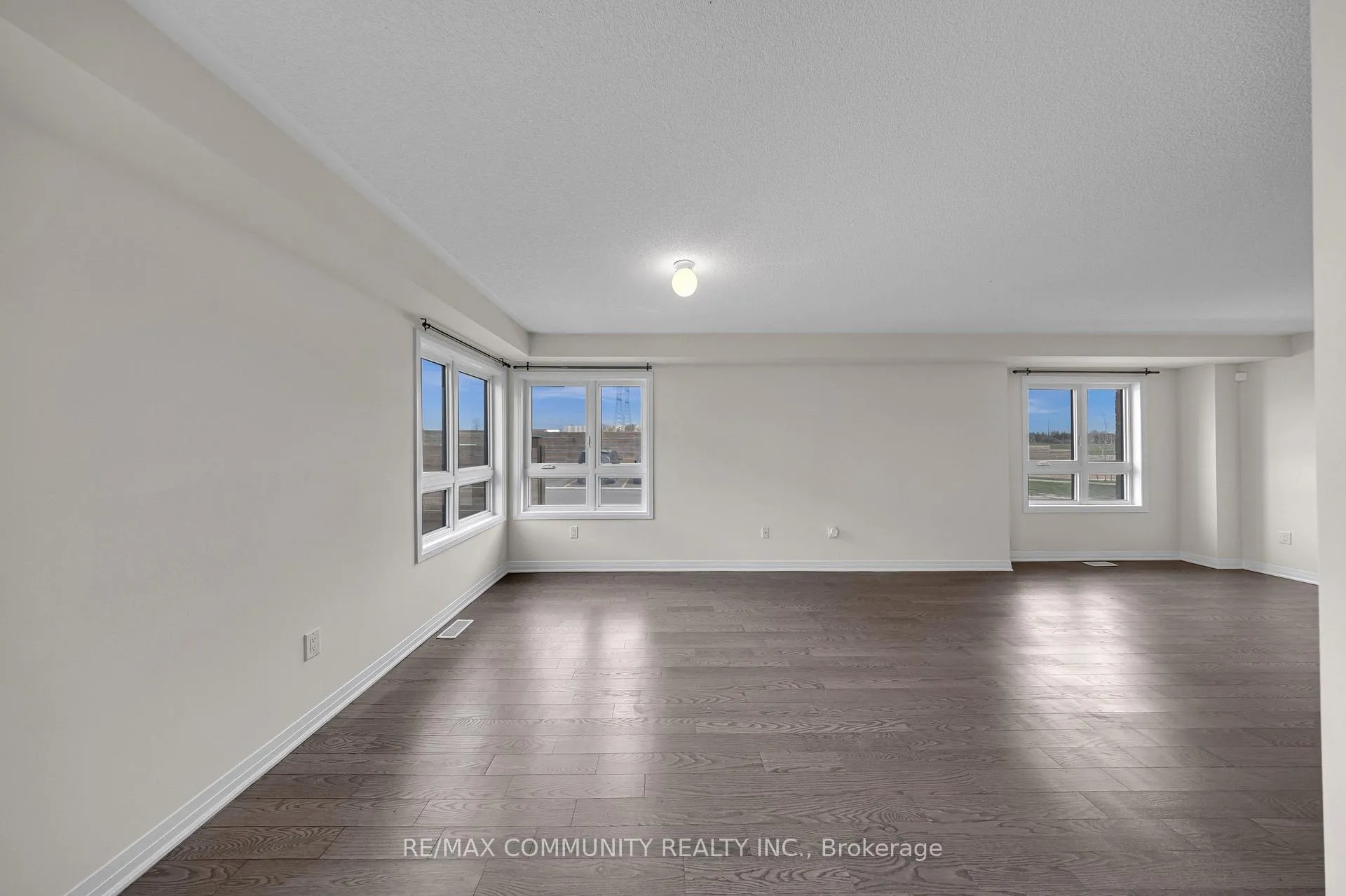Photo 10 of 101 Sailors Landing, Clarington, Bowmanville — HOMEH