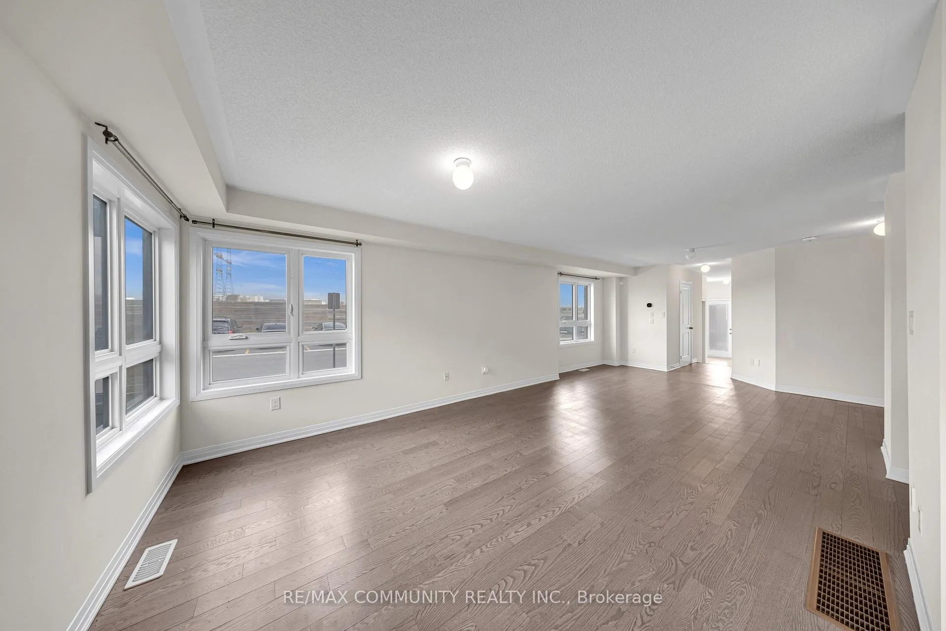 Photo 11 of 101 Sailors Landing, Clarington, Bowmanville — HOMEH