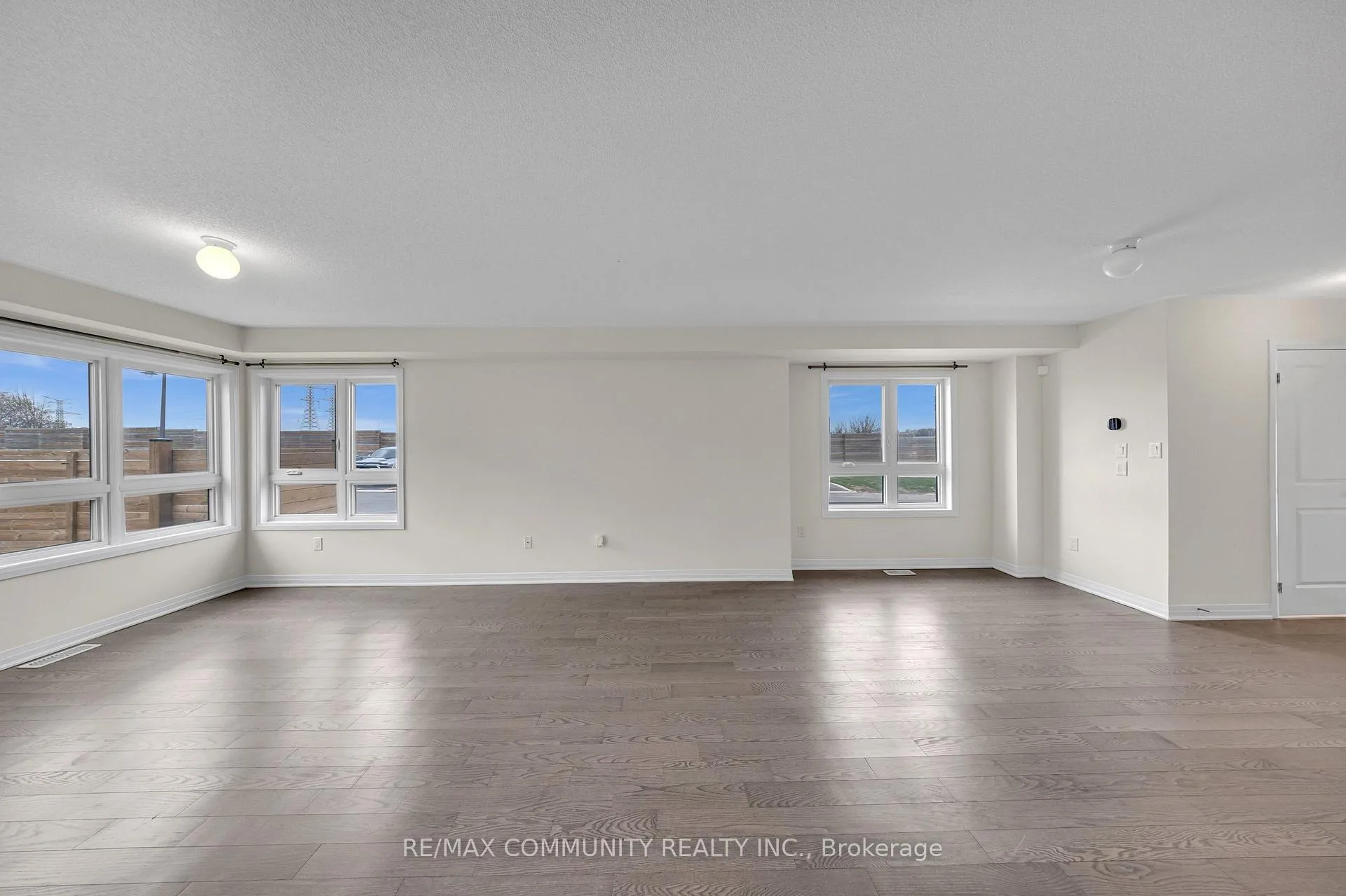Photo 16 of 101 Sailors Landing, Clarington, Bowmanville — HOMEH