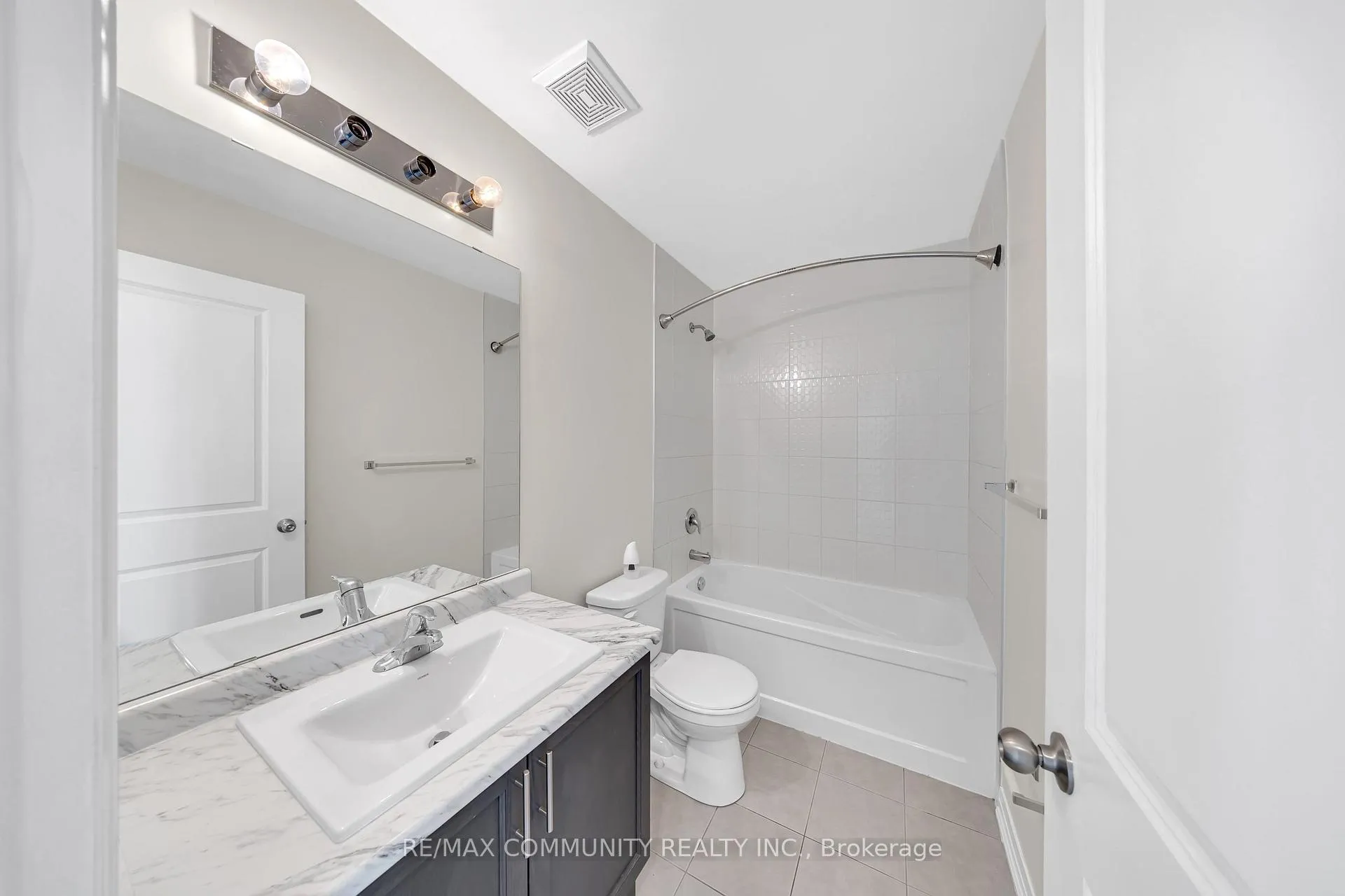 Photo 27 of 101 Sailors Landing, Clarington, Bowmanville — HOMEH