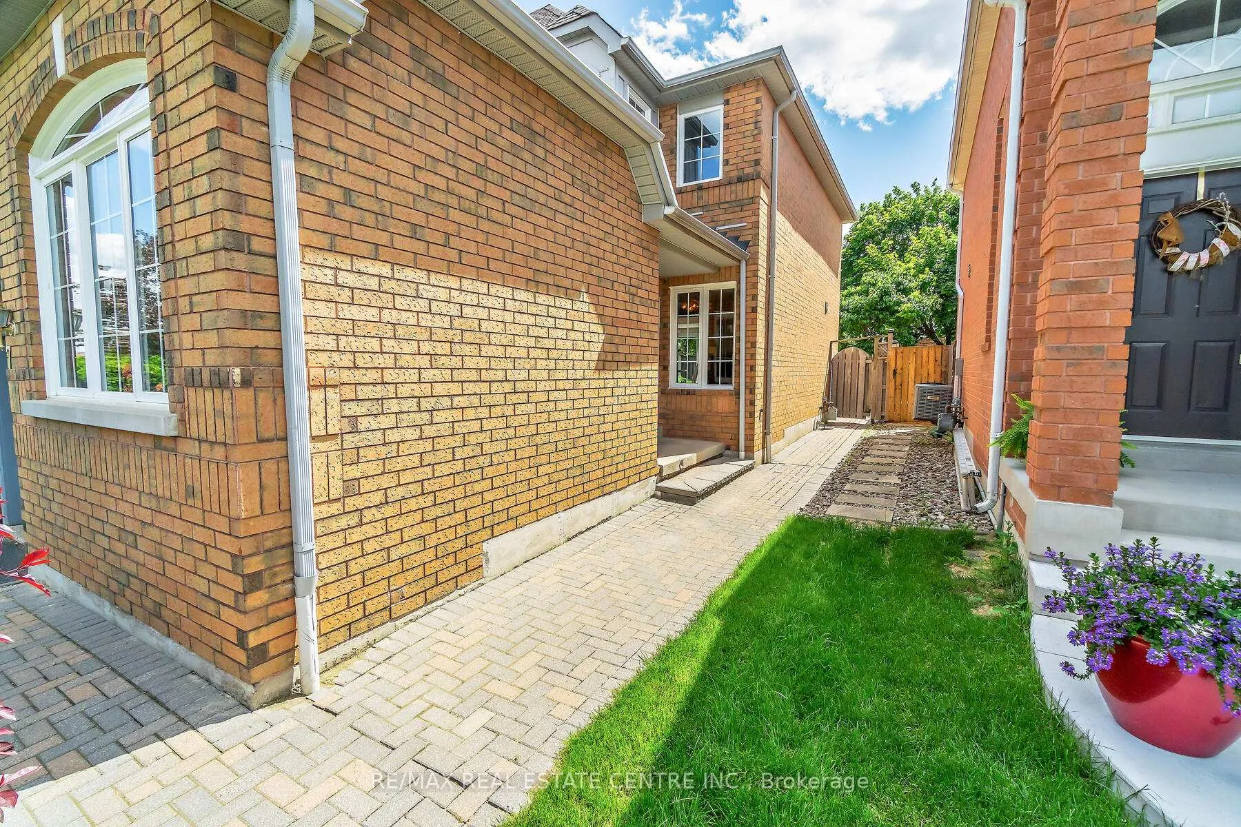 Photo 3 of 7 Curry Crescent, Halton Hills, Georgetown — HOMEH