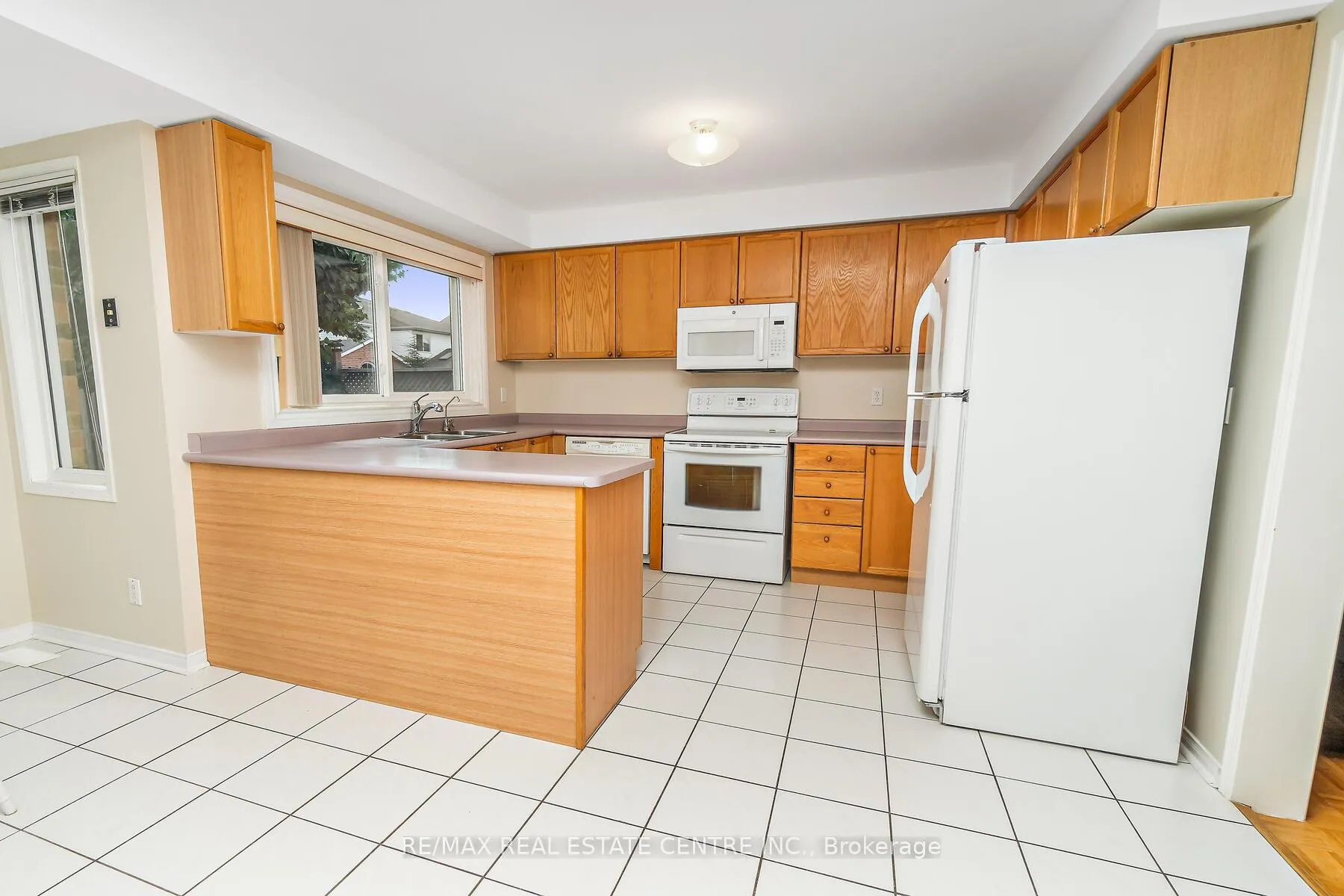 Photo 10 of 7 Curry Crescent, Halton Hills, Georgetown — HOMEH