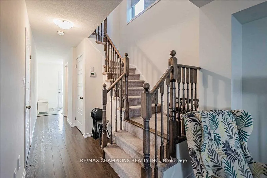 Photo 4 of 7732 White Pine Crescent, Niagara Falls, Brown — HOMEH