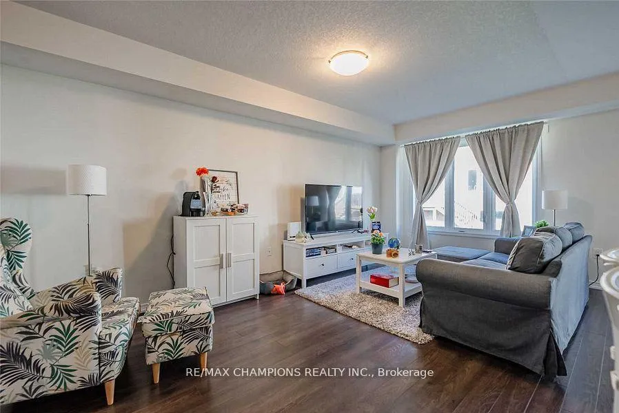 Photo 5 of 7732 White Pine Crescent, Niagara Falls, Brown — HOMEH