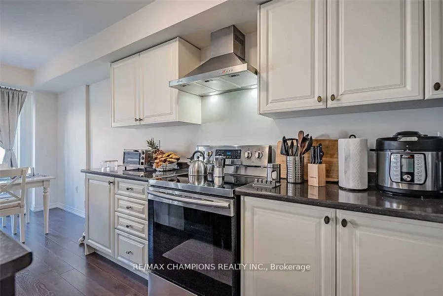 Photo 8 of 7732 White Pine Crescent, Niagara Falls, Brown — HOMEH