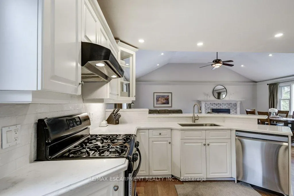 Photo 14 of 121 Elgin Street, Hamilton, Waterdown — HOMEH