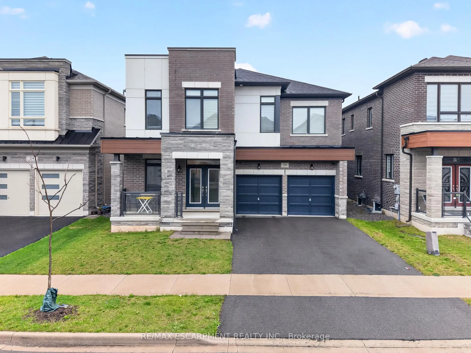 Photo 1 of 20 Zimmerman Gardens, Hamilton, Waterdown — HOMEH