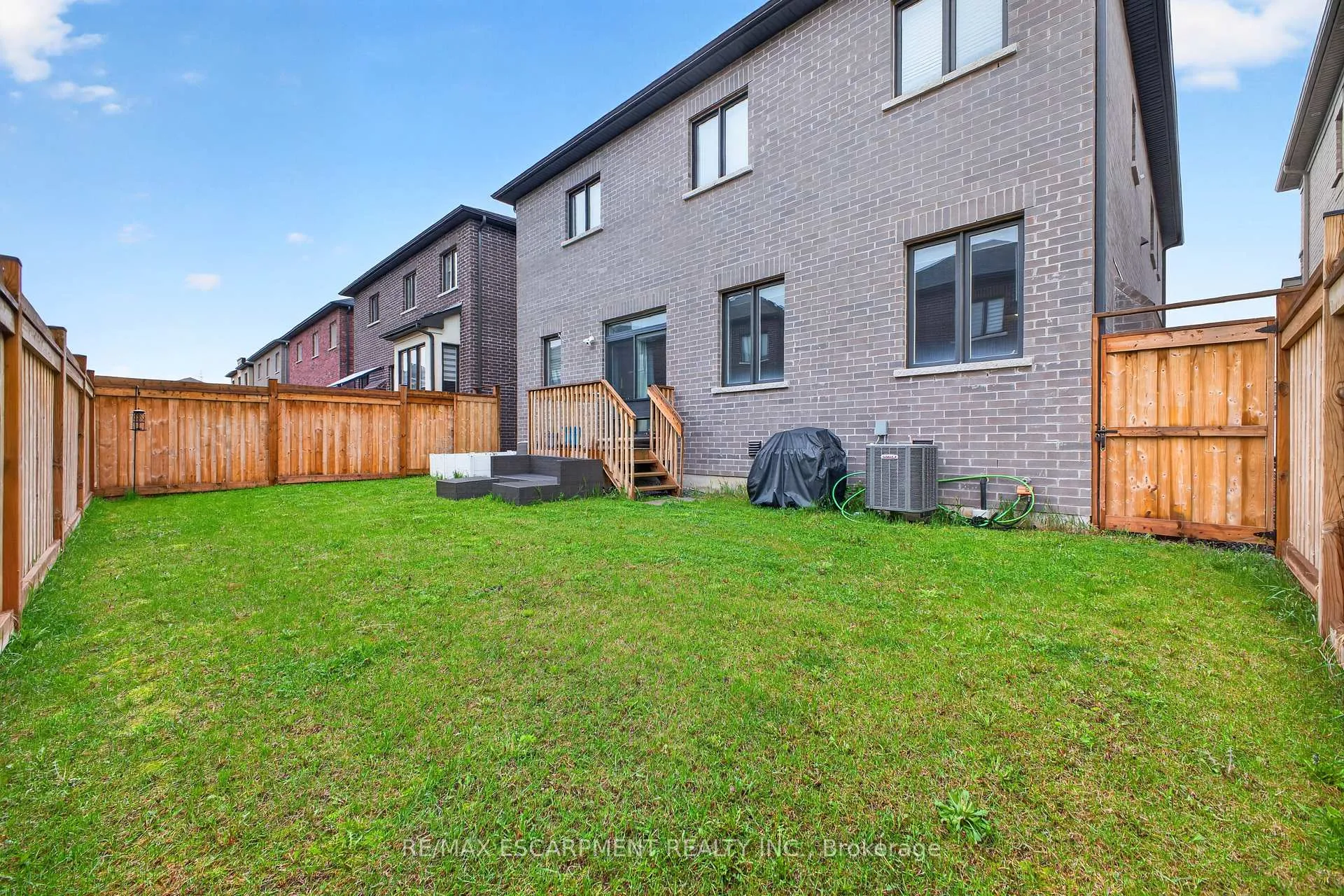 Photo 5 of 20 Zimmerman Gardens, Hamilton, Waterdown — HOMEH