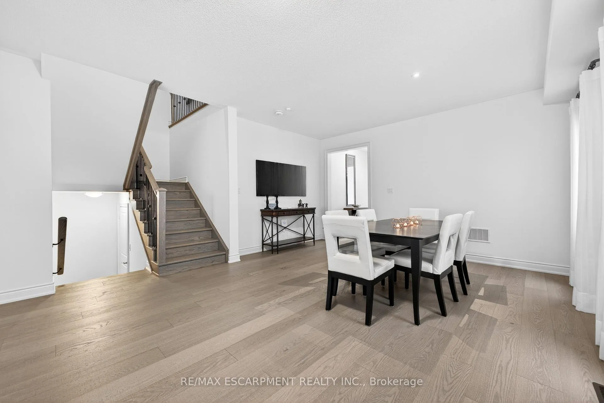 Photo 13 of 20 Zimmerman Gardens, Hamilton, Waterdown — HOMEH
