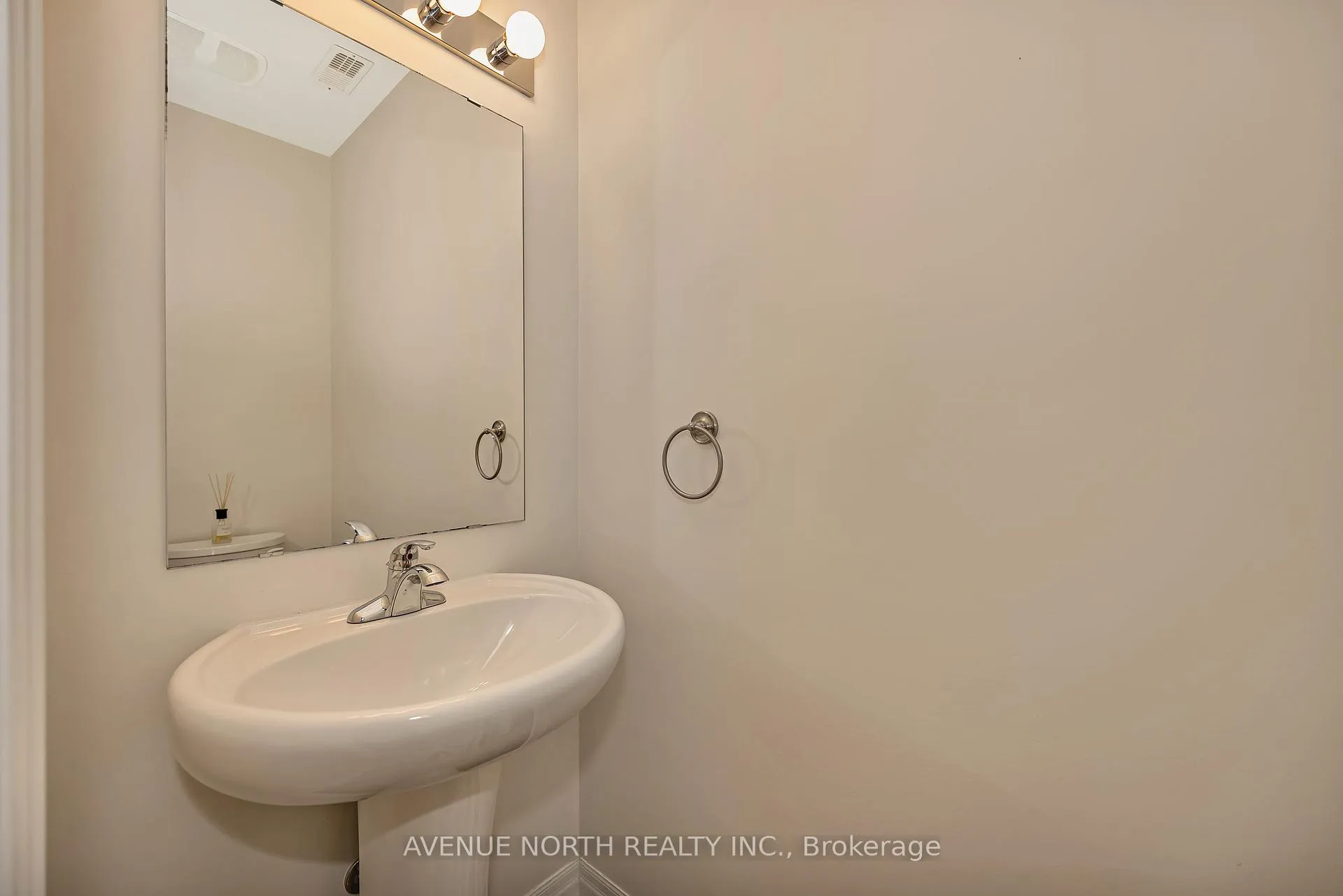 Photo 35 of 120 Lionel Private, Ottawa, Springridge/East Village — HOMEH