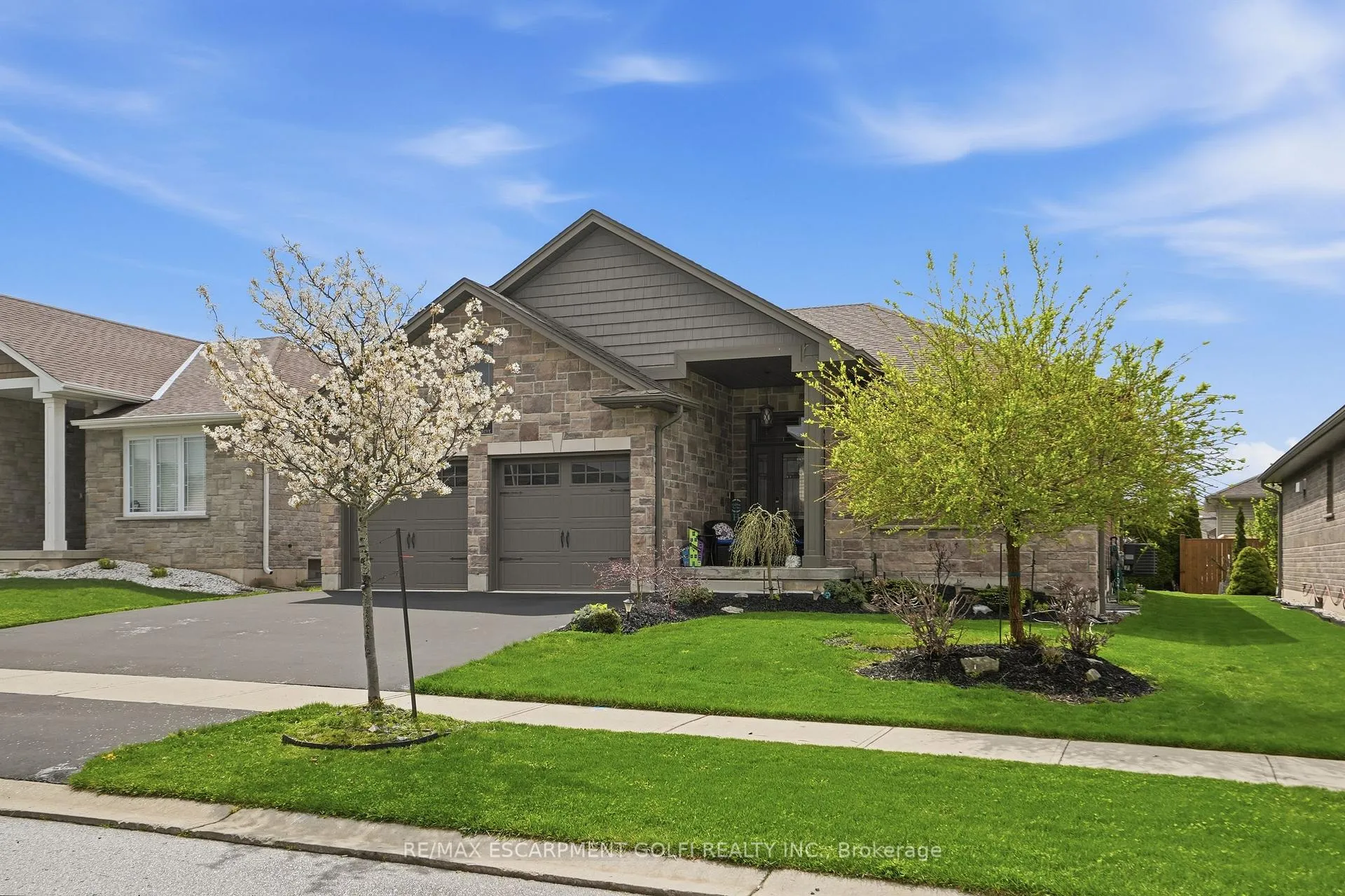 Photo 2 of 35 Patten Drive, Brant, South Dumfries — HOMEH