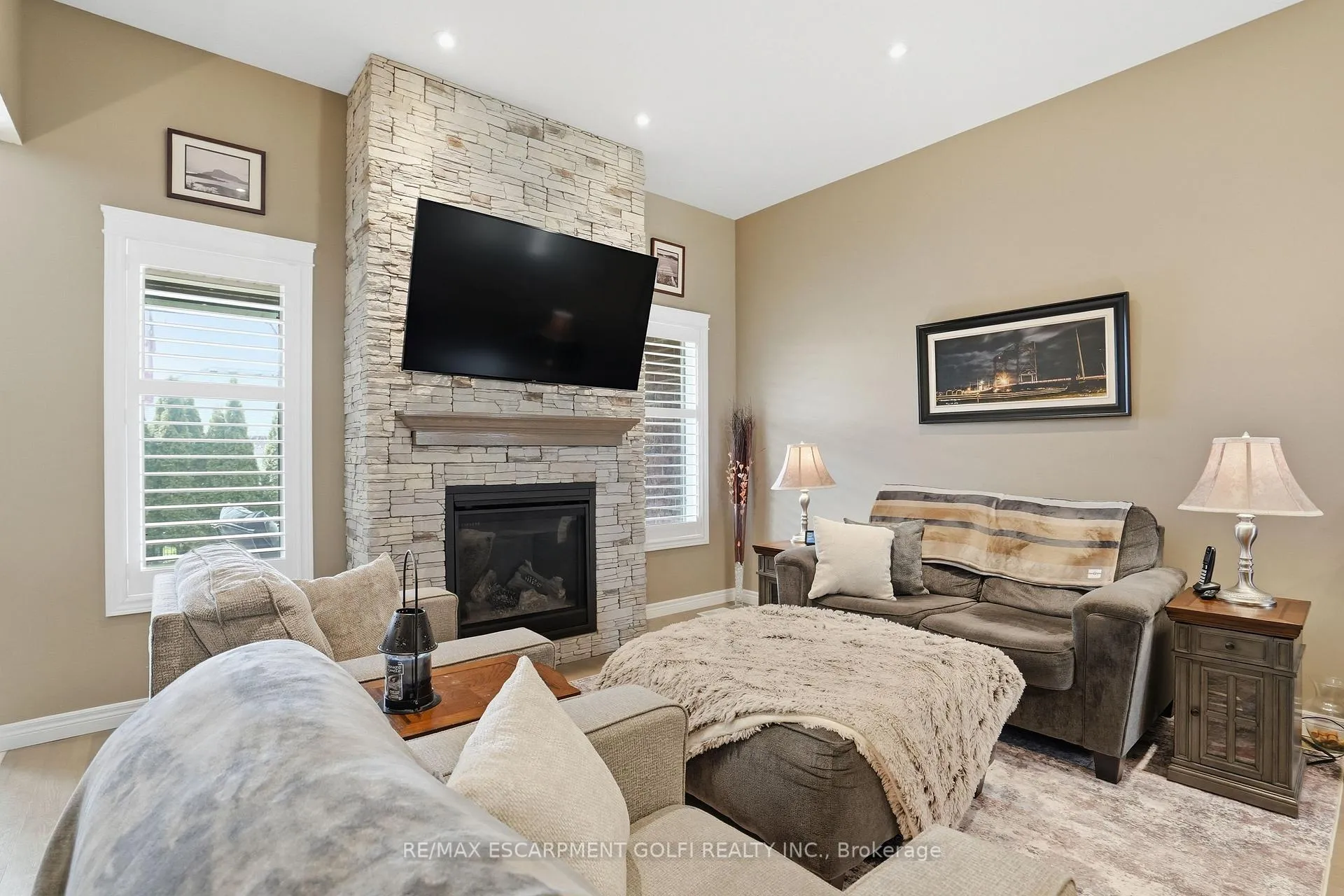 Photo 12 of 35 Patten Drive, Brant, South Dumfries — HOMEH