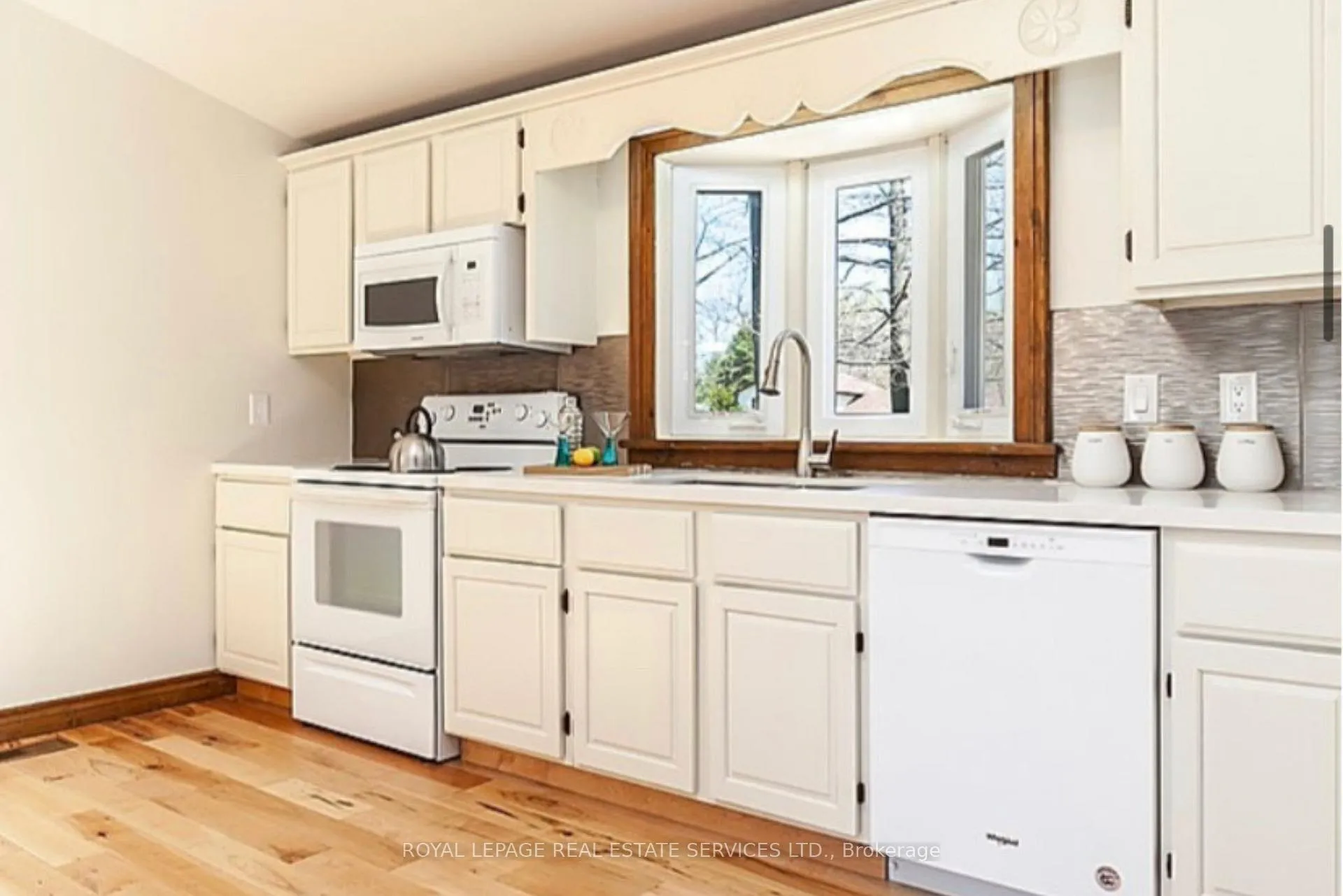 Photo 6 of 90 Edgewater Road, Wasaga Beach — HOMEH