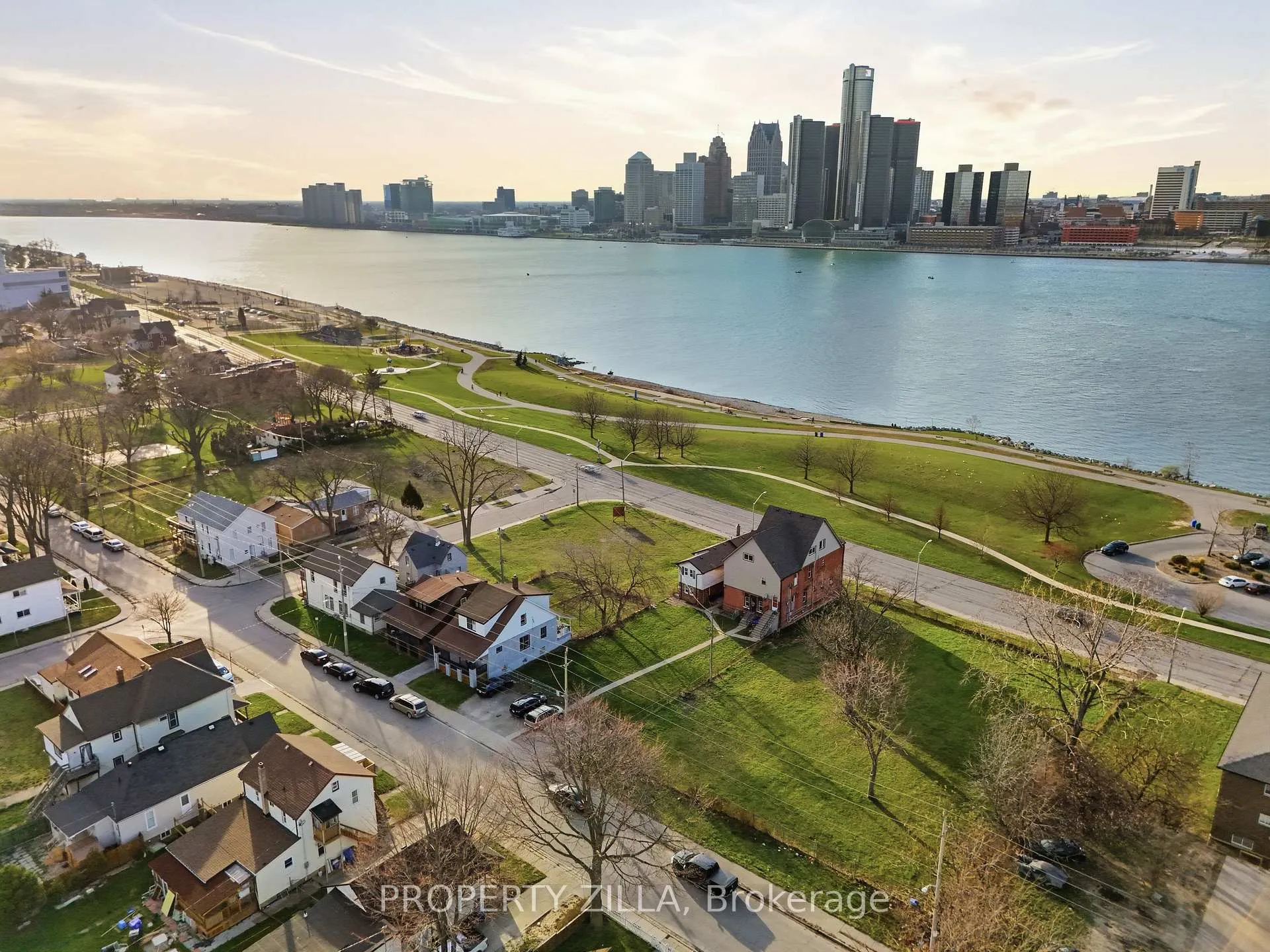 Front of 819-829 Riverside Drive E