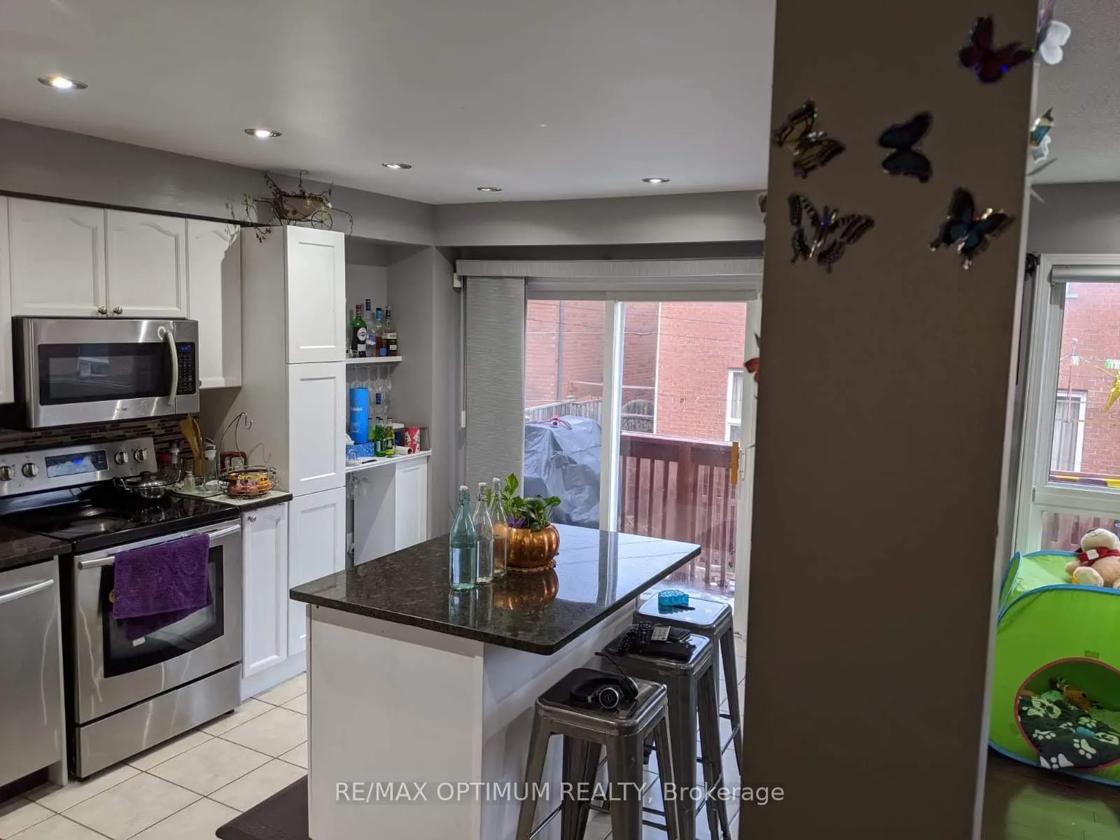 Photo 4 of 23 Four Seasons Circle, Brampton, Fletcher's Meadow — HOMEH