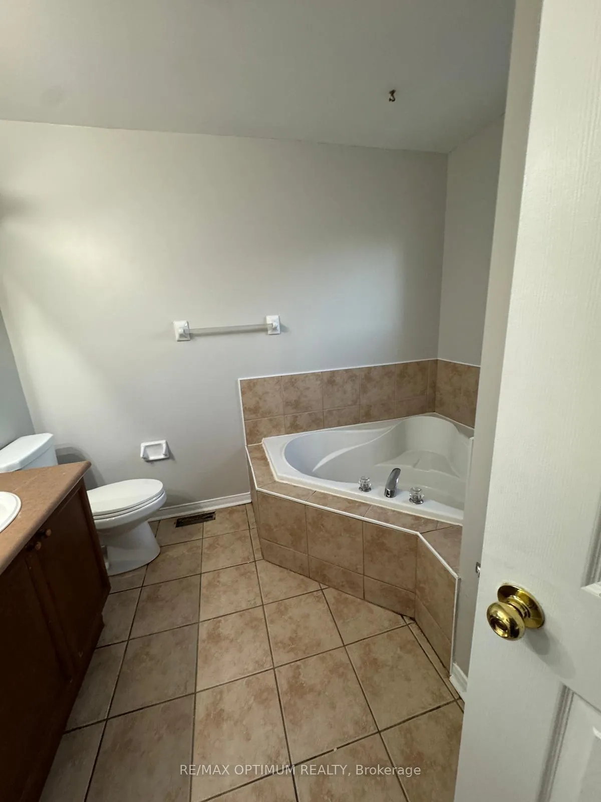 Photo 10 of 23 Four Seasons Circle, Brampton, Fletcher's Meadow — HOMEH