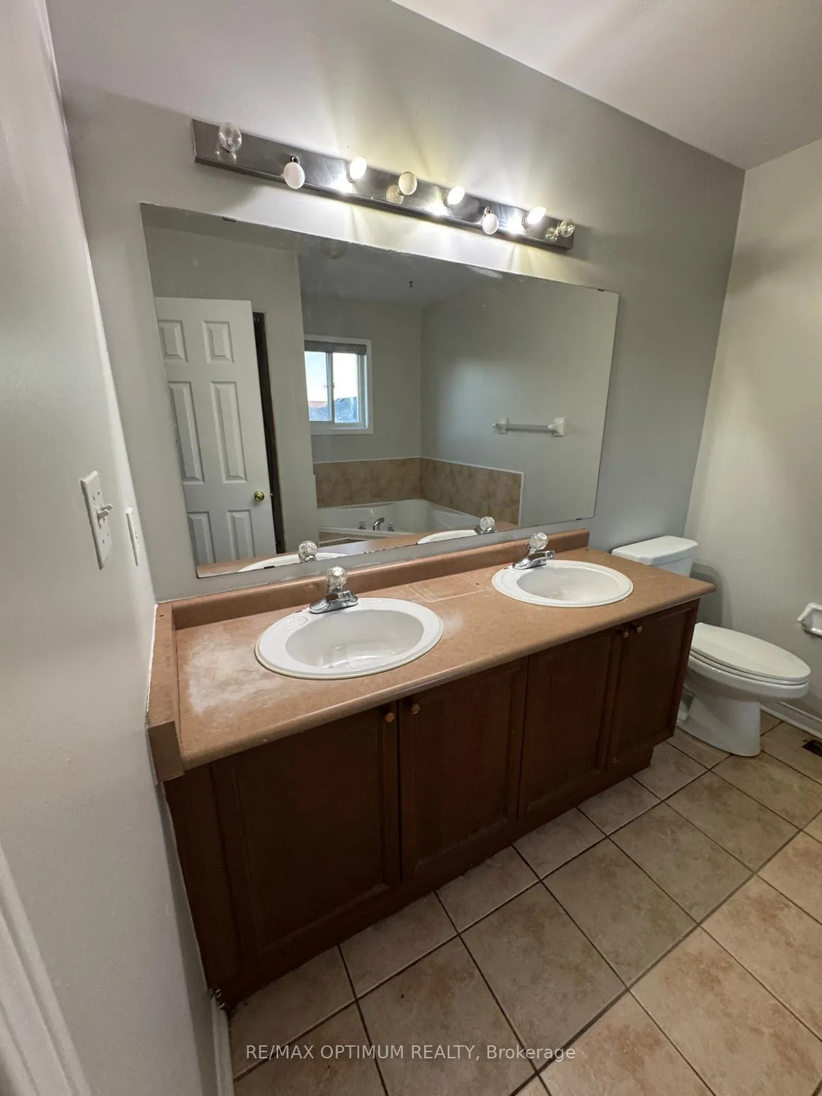 Photo 11 of 23 Four Seasons Circle, Brampton, Fletcher's Meadow — HOMEH