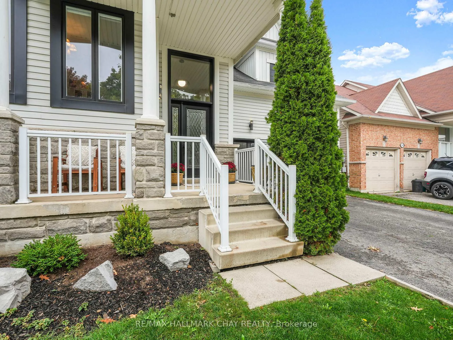 Photo 3 of 102 Diana Way, Barrie, Innis-Shore — HOMEH