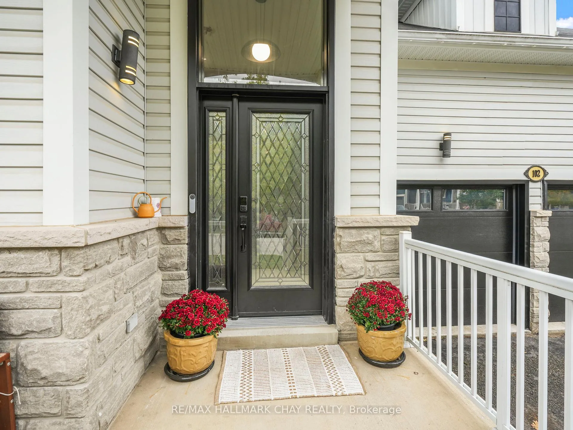 Photo 4 of 102 Diana Way, Barrie, Innis-Shore — HOMEH